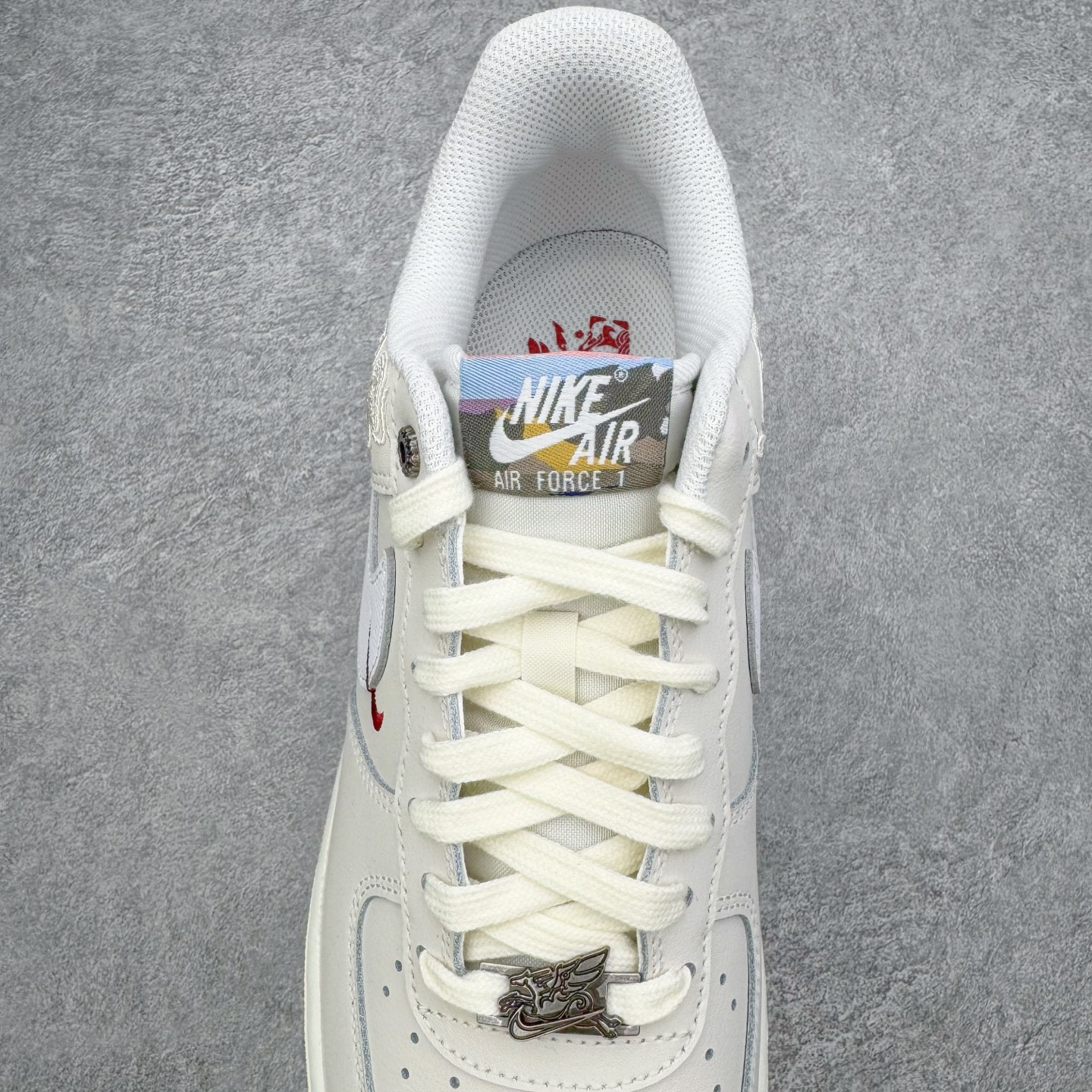 图片[5]-＃纯原 NK Air Force 1 Low \’07 空军一号低帮经典板鞋 CNY马年限定 IQ1119-011 大厂出品 同步官方全新版本 不规则波浪大底咬花 全鞋电脑针车 工整有序 视觉效果满分 原厂拉帮手法 标准四线 密度针距针孔大小控制到位 原装反口里网布海绵 正确卡色网眼大小 新版鞋撑改用纸团代替 原厂港宝加持完美还原灵魂版型 原盒原配从里到外百分百还原 原厂全头层原厂皮料 原标原盒 内置Sole气垫 中底白色背胶 中底划线 已经无限的接近公司 原厂楦头 原厂刺绣 后跟弧度修正 独家私模 尺码：35.5 36 36.5 37.5 38 38.5 39 40 40.5 41 42 42.5 43 44 44.5 45 46-选品中心