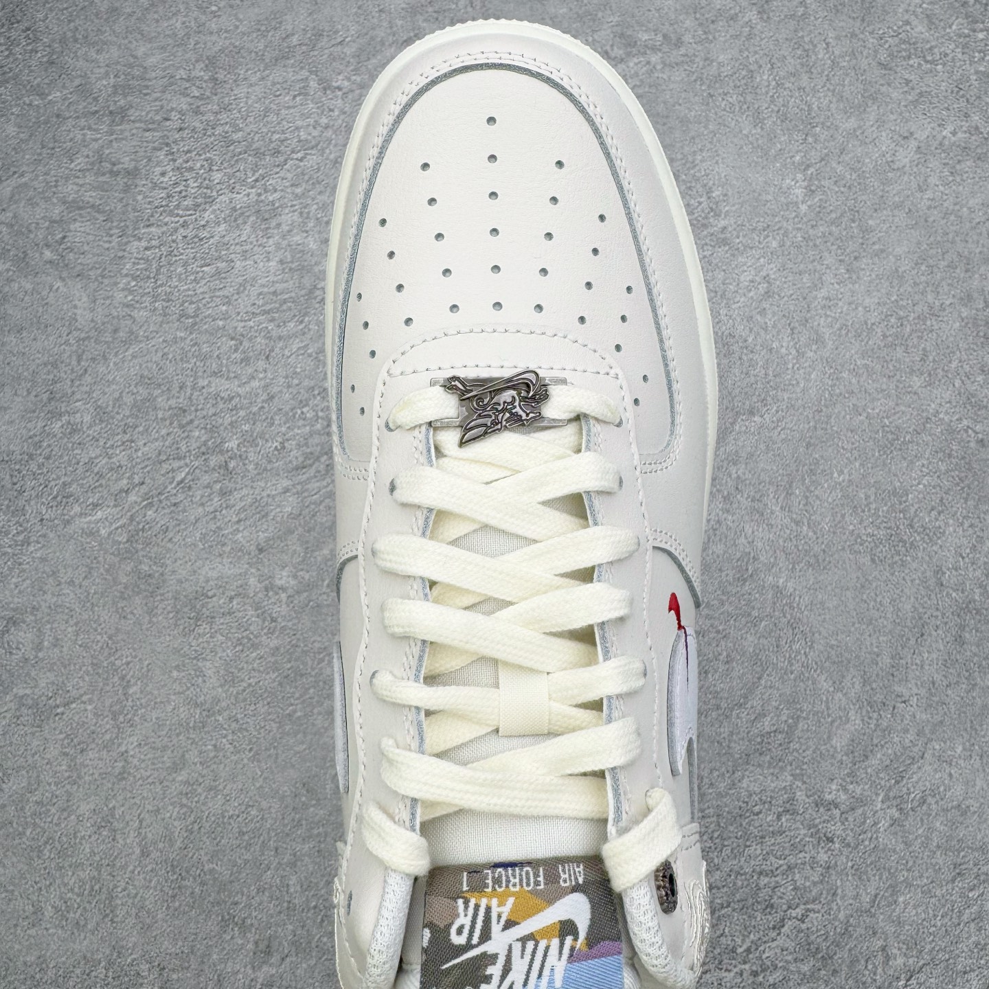 图片[4]-＃纯原 NK Air Force 1 Low \’07 空军一号低帮经典板鞋 CNY马年限定 IQ1119-011 大厂出品 同步官方全新版本 不规则波浪大底咬花 全鞋电脑针车 工整有序 视觉效果满分 原厂拉帮手法 标准四线 密度针距针孔大小控制到位 原装反口里网布海绵 正确卡色网眼大小 新版鞋撑改用纸团代替 原厂港宝加持完美还原灵魂版型 原盒原配从里到外百分百还原 原厂全头层原厂皮料 原标原盒 内置Sole气垫 中底白色背胶 中底划线 已经无限的接近公司 原厂楦头 原厂刺绣 后跟弧度修正 独家私模 尺码：35.5 36 36.5 37.5 38 38.5 39 40 40.5 41 42 42.5 43 44 44.5 45 46-选品中心