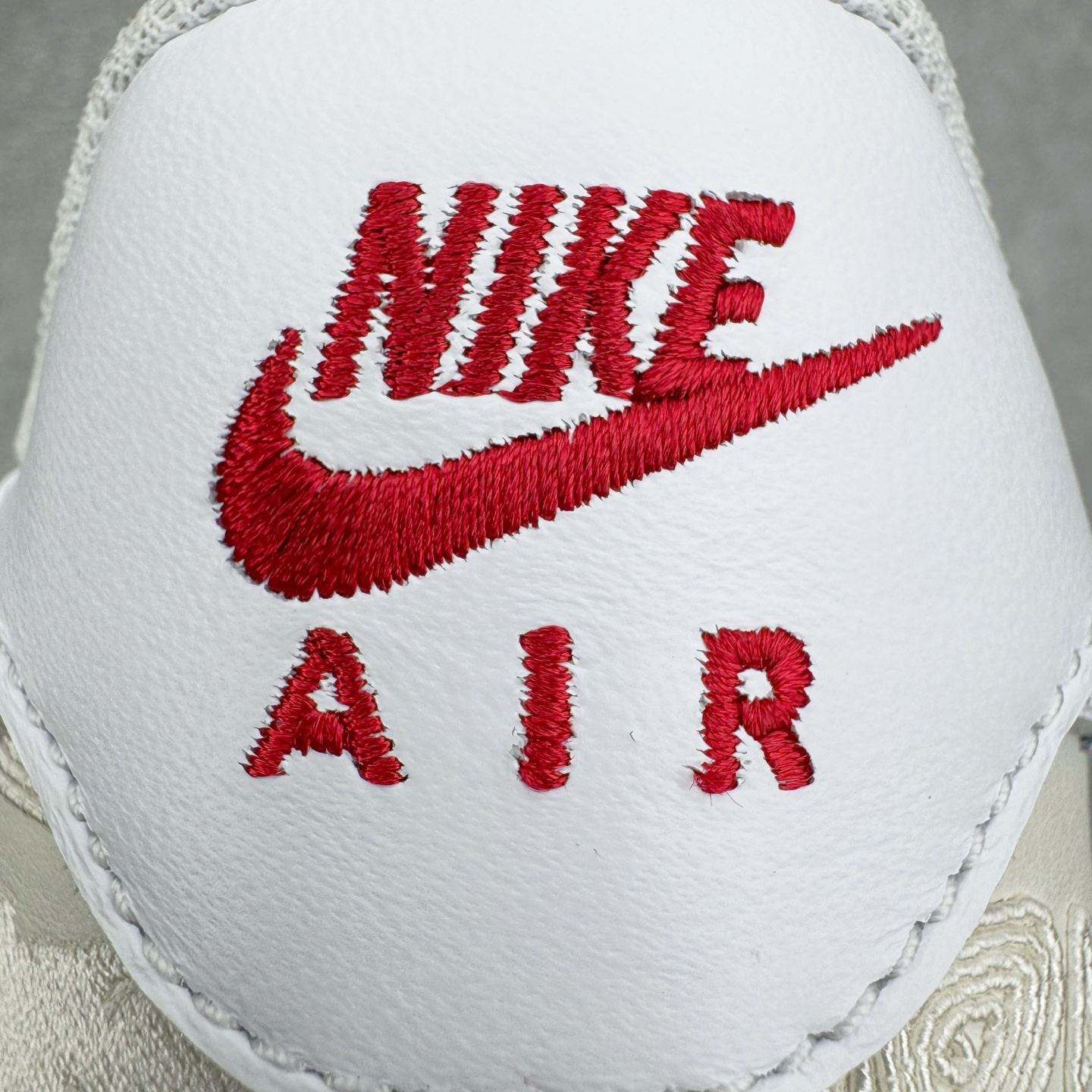 图片[19]-＃纯原 NK Air Force 1 Low \’07 空军一号低帮经典板鞋 CNY马年限定 IQ1119-011 大厂出品 同步官方全新版本 不规则波浪大底咬花 全鞋电脑针车 工整有序 视觉效果满分 原厂拉帮手法 标准四线 密度针距针孔大小控制到位 原装反口里网布海绵 正确卡色网眼大小 新版鞋撑改用纸团代替 原厂港宝加持完美还原灵魂版型 原盒原配从里到外百分百还原 原厂全头层原厂皮料 原标原盒 内置Sole气垫 中底白色背胶 中底划线 已经无限的接近公司 原厂楦头 原厂刺绣 后跟弧度修正 独家私模 尺码：35.5 36 36.5 37.5 38 38.5 39 40 40.5 41 42 42.5 43 44 44.5 45 46-选品中心