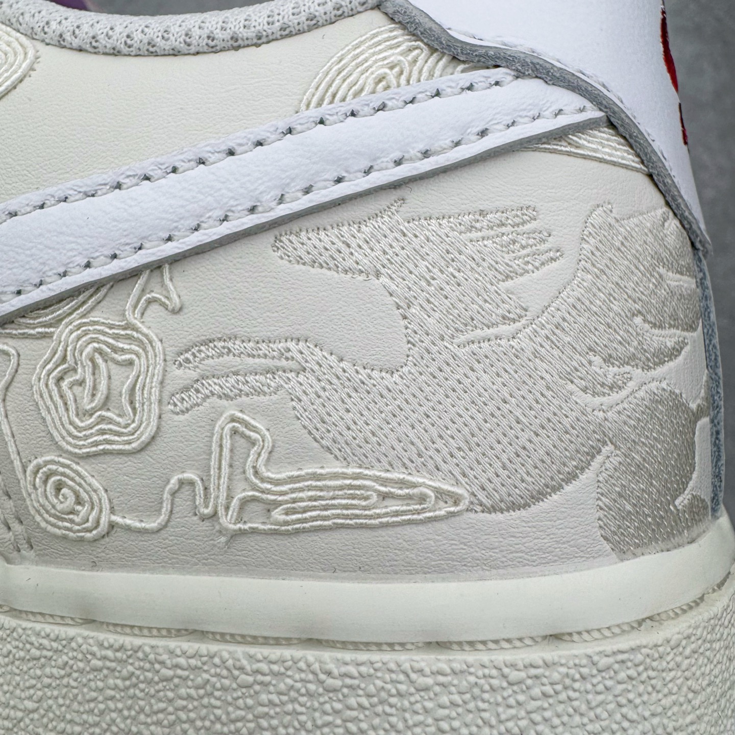 图片[10]-＃纯原 NK Air Force 1 Low \’07 空军一号低帮经典板鞋 CNY马年限定 IQ1119-011 大厂出品 同步官方全新版本 不规则波浪大底咬花 全鞋电脑针车 工整有序 视觉效果满分 原厂拉帮手法 标准四线 密度针距针孔大小控制到位 原装反口里网布海绵 正确卡色网眼大小 新版鞋撑改用纸团代替 原厂港宝加持完美还原灵魂版型 原盒原配从里到外百分百还原 原厂全头层原厂皮料 原标原盒 内置Sole气垫 中底白色背胶 中底划线 已经无限的接近公司 原厂楦头 原厂刺绣 后跟弧度修正 独家私模 尺码：35.5 36 36.5 37.5 38 38.5 39 40 40.5 41 42 42.5 43 44 44.5 45 46-选品中心