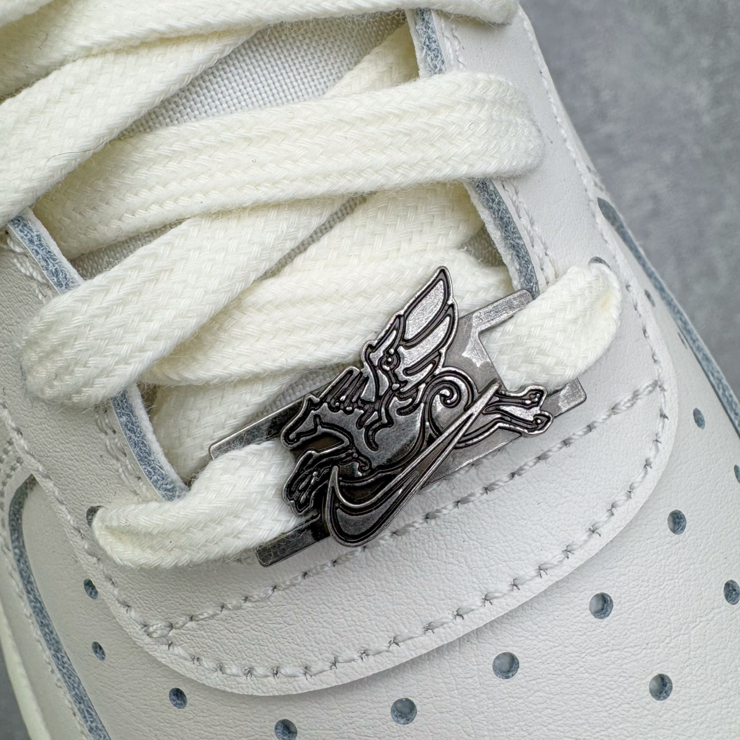 图片[12]-＃纯原 NK Air Force 1 Low \’07 空军一号低帮经典板鞋 CNY马年限定 IQ1119-011 大厂出品 同步官方全新版本 不规则波浪大底咬花 全鞋电脑针车 工整有序 视觉效果满分 原厂拉帮手法 标准四线 密度针距针孔大小控制到位 原装反口里网布海绵 正确卡色网眼大小 新版鞋撑改用纸团代替 原厂港宝加持完美还原灵魂版型 原盒原配从里到外百分百还原 原厂全头层原厂皮料 原标原盒 内置Sole气垫 中底白色背胶 中底划线 已经无限的接近公司 原厂楦头 原厂刺绣 后跟弧度修正 独家私模 尺码：35.5 36 36.5 37.5 38 38.5 39 40 40.5 41 42 42.5 43 44 44.5 45 46-选品中心