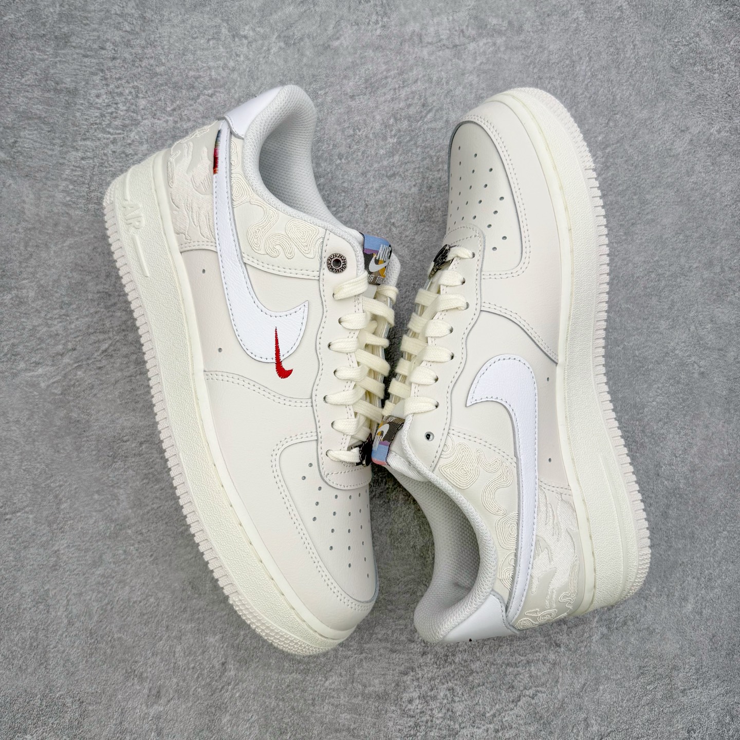 图片[3]-＃纯原 NK Air Force 1 Low \’07 空军一号低帮经典板鞋 CNY马年限定 IQ1119-011 大厂出品 同步官方全新版本 不规则波浪大底咬花 全鞋电脑针车 工整有序 视觉效果满分 原厂拉帮手法 标准四线 密度针距针孔大小控制到位 原装反口里网布海绵 正确卡色网眼大小 新版鞋撑改用纸团代替 原厂港宝加持完美还原灵魂版型 原盒原配从里到外百分百还原 原厂全头层原厂皮料 原标原盒 内置Sole气垫 中底白色背胶 中底划线 已经无限的接近公司 原厂楦头 原厂刺绣 后跟弧度修正 独家私模 尺码：35.5 36 36.5 37.5 38 38.5 39 40 40.5 41 42 42.5 43 44 44.5 45 46-选品中心