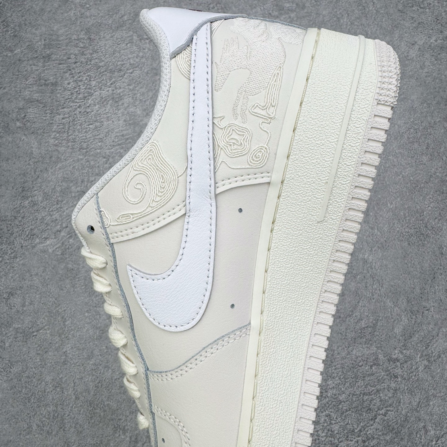 图片[7]-＃纯原 NK Air Force 1 Low \’07 空军一号低帮经典板鞋 CNY马年限定 IQ1119-011 大厂出品 同步官方全新版本 不规则波浪大底咬花 全鞋电脑针车 工整有序 视觉效果满分 原厂拉帮手法 标准四线 密度针距针孔大小控制到位 原装反口里网布海绵 正确卡色网眼大小 新版鞋撑改用纸团代替 原厂港宝加持完美还原灵魂版型 原盒原配从里到外百分百还原 原厂全头层原厂皮料 原标原盒 内置Sole气垫 中底白色背胶 中底划线 已经无限的接近公司 原厂楦头 原厂刺绣 后跟弧度修正 独家私模 尺码：35.5 36 36.5 37.5 38 38.5 39 40 40.5 41 42 42.5 43 44 44.5 45 46-选品中心