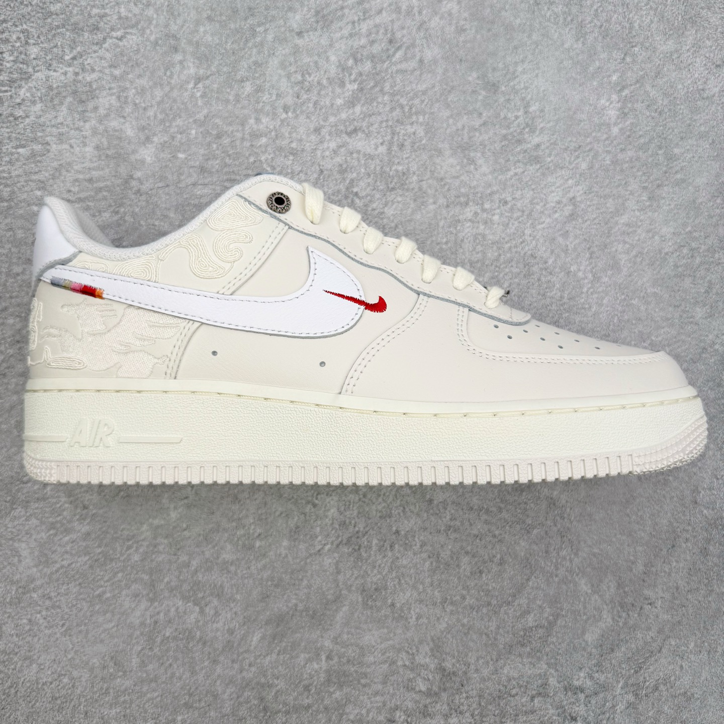 ＃纯原 NK Air Force 1 Low \'07 空军一号低帮经典板鞋 CNY马年限定 IQ1119-011 大厂出品 同步官方全新版本 不规则波浪大底咬花 全鞋电脑针车 工整有序 视觉效果满分 原厂拉帮手法 标准四线 密度针距针孔大小控制到位 原装反口里网布海绵 正确卡色网眼大小 新版鞋撑改用纸团代替 原厂港宝加持完美还原灵魂版型 原盒原配从里到外百分百还原 原厂全头层原厂皮料 原标原盒 内置Sole气垫 中底白色背胶 中底划线 已经无限的接近公司 原厂楦头 原厂刺绣 后跟弧度修正 独家私模 尺码：35.5 36 36.5 37.5 38 38.5 39 40 40.5 41 42 42.5 43 44 44.5 45 46-选品中心