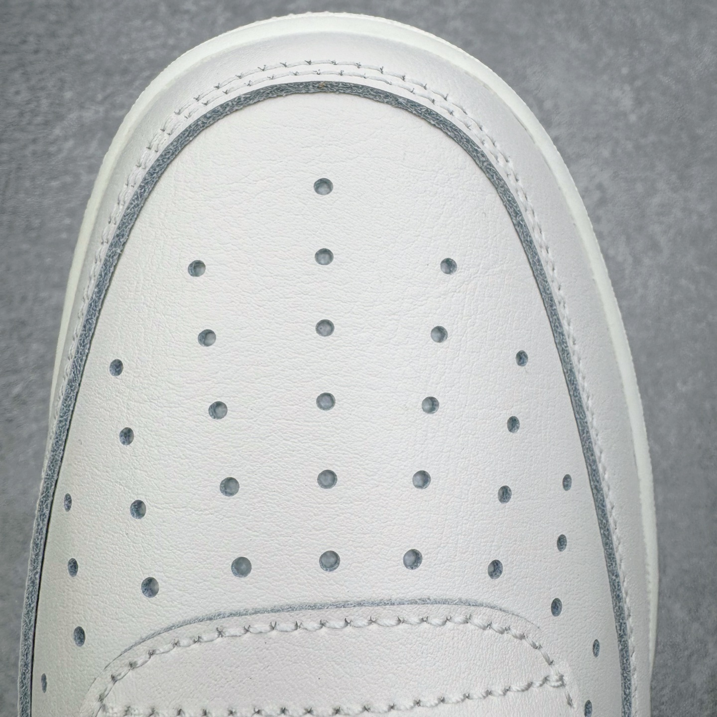 图片[13]-＃纯原 NK Air Force 1 Low \’07 空军一号低帮经典板鞋 CNY马年限定 IQ1119-011 大厂出品 同步官方全新版本 不规则波浪大底咬花 全鞋电脑针车 工整有序 视觉效果满分 原厂拉帮手法 标准四线 密度针距针孔大小控制到位 原装反口里网布海绵 正确卡色网眼大小 新版鞋撑改用纸团代替 原厂港宝加持完美还原灵魂版型 原盒原配从里到外百分百还原 原厂全头层原厂皮料 原标原盒 内置Sole气垫 中底白色背胶 中底划线 已经无限的接近公司 原厂楦头 原厂刺绣 后跟弧度修正 独家私模 尺码：35.5 36 36.5 37.5 38 38.5 39 40 40.5 41 42 42.5 43 44 44.5 45 46-选品中心