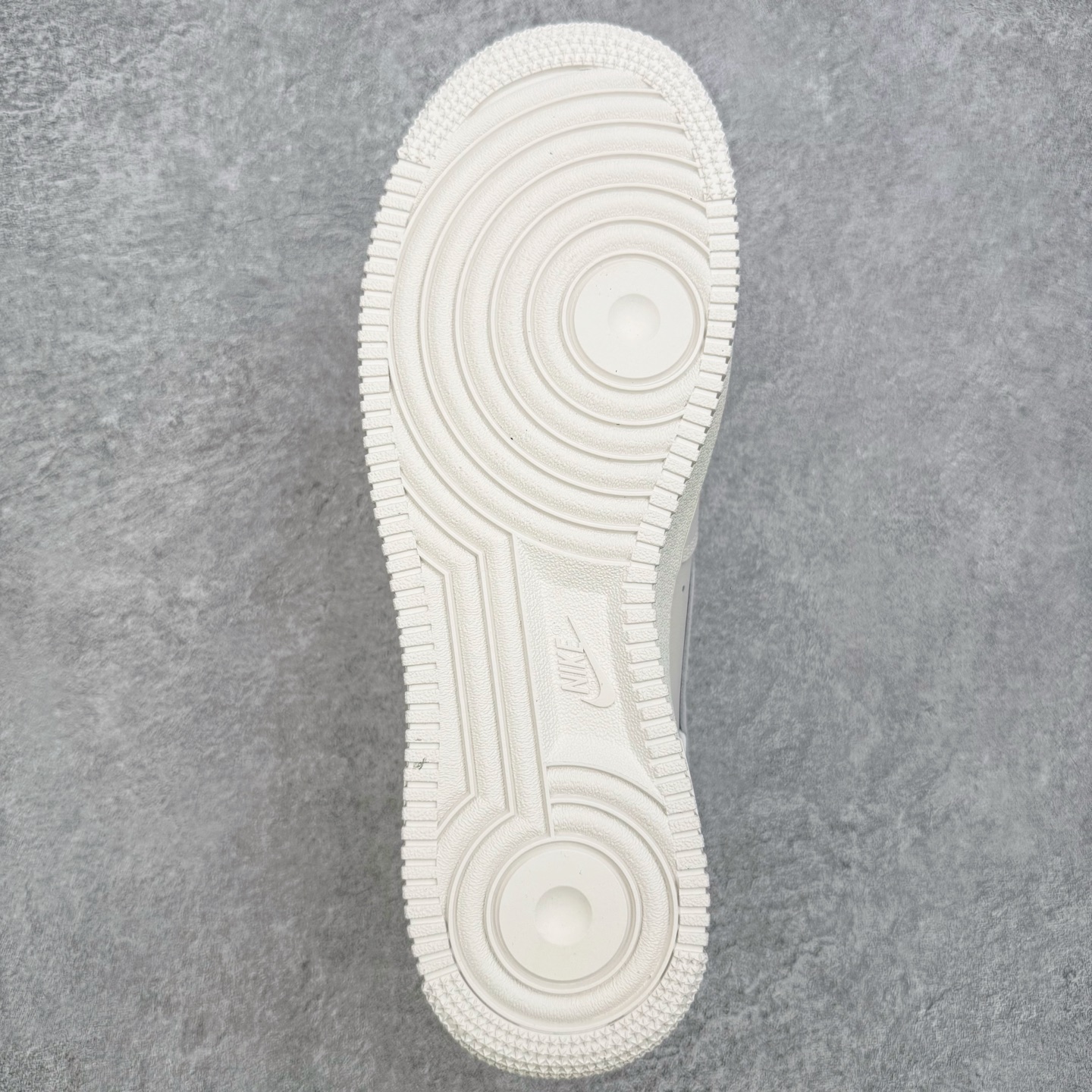 图片[9]-＃纯原 NK Air Force 1 Low \’07 空军一号低帮经典板鞋 CNY马年限定 IQ1119-011 大厂出品 同步官方全新版本 不规则波浪大底咬花 全鞋电脑针车 工整有序 视觉效果满分 原厂拉帮手法 标准四线 密度针距针孔大小控制到位 原装反口里网布海绵 正确卡色网眼大小 新版鞋撑改用纸团代替 原厂港宝加持完美还原灵魂版型 原盒原配从里到外百分百还原 原厂全头层原厂皮料 原标原盒 内置Sole气垫 中底白色背胶 中底划线 已经无限的接近公司 原厂楦头 原厂刺绣 后跟弧度修正 独家私模 尺码：35.5 36 36.5 37.5 38 38.5 39 40 40.5 41 42 42.5 43 44 44.5 45 46-选品中心