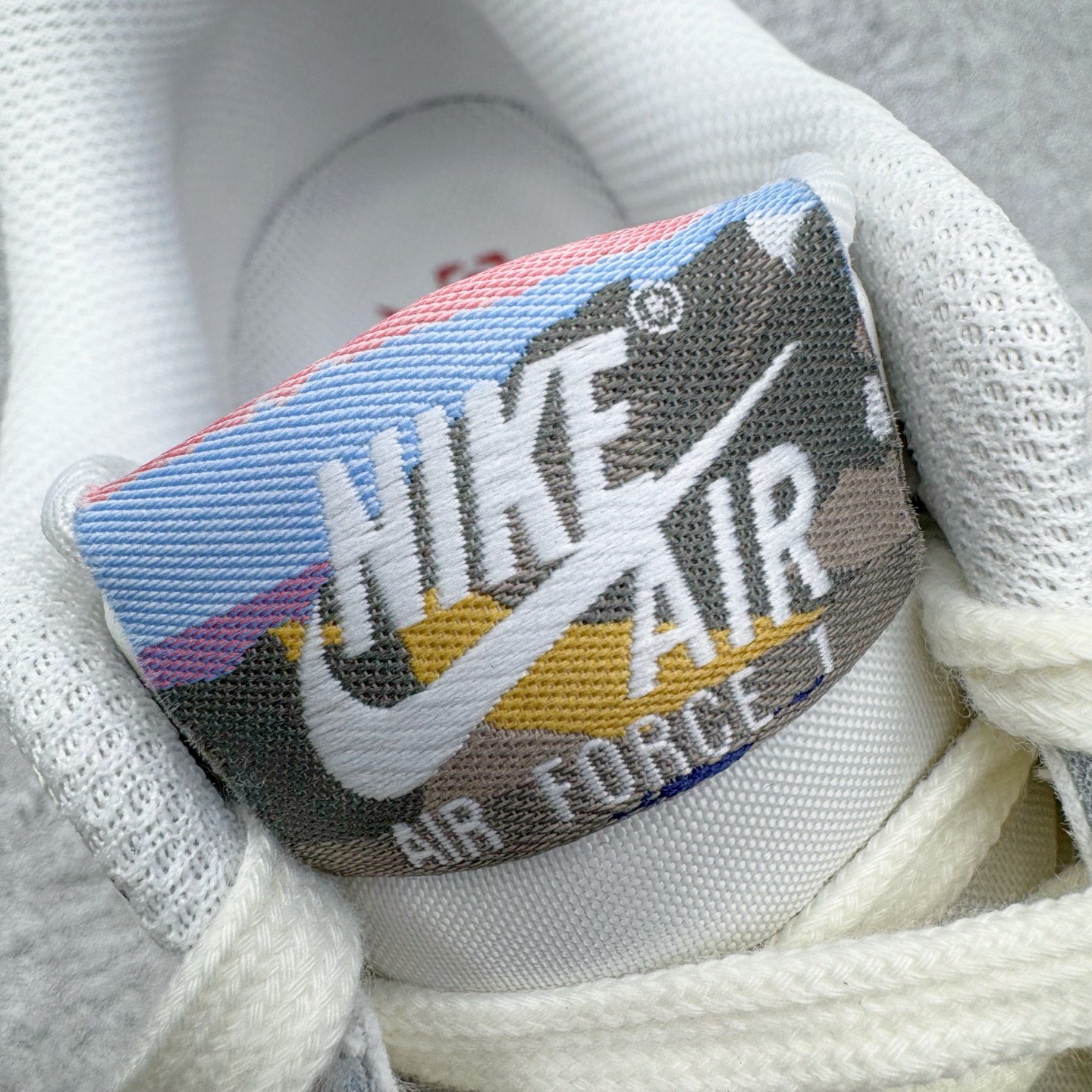 图片[11]-＃纯原 NK Air Force 1 Low \’07 空军一号低帮经典板鞋 CNY马年限定 IQ1119-011 大厂出品 同步官方全新版本 不规则波浪大底咬花 全鞋电脑针车 工整有序 视觉效果满分 原厂拉帮手法 标准四线 密度针距针孔大小控制到位 原装反口里网布海绵 正确卡色网眼大小 新版鞋撑改用纸团代替 原厂港宝加持完美还原灵魂版型 原盒原配从里到外百分百还原 原厂全头层原厂皮料 原标原盒 内置Sole气垫 中底白色背胶 中底划线 已经无限的接近公司 原厂楦头 原厂刺绣 后跟弧度修正 独家私模 尺码：35.5 36 36.5 37.5 38 38.5 39 40 40.5 41 42 42.5 43 44 44.5 45 46-选品中心