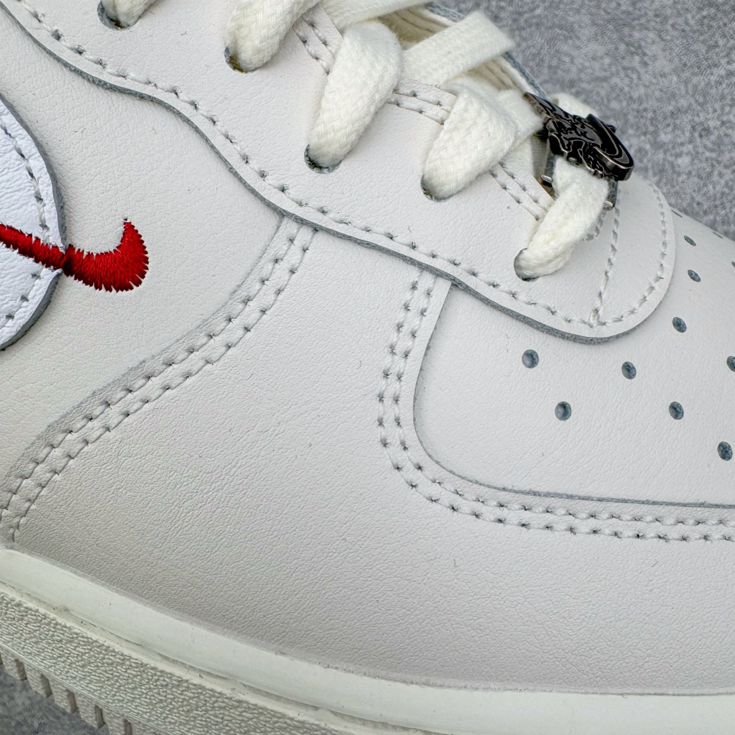 图片[14]-＃纯原 NK Air Force 1 Low \’07 空军一号低帮经典板鞋 CNY马年限定 IQ1119-011 大厂出品 同步官方全新版本 不规则波浪大底咬花 全鞋电脑针车 工整有序 视觉效果满分 原厂拉帮手法 标准四线 密度针距针孔大小控制到位 原装反口里网布海绵 正确卡色网眼大小 新版鞋撑改用纸团代替 原厂港宝加持完美还原灵魂版型 原盒原配从里到外百分百还原 原厂全头层原厂皮料 原标原盒 内置Sole气垫 中底白色背胶 中底划线 已经无限的接近公司 原厂楦头 原厂刺绣 后跟弧度修正 独家私模 尺码：35.5 36 36.5 37.5 38 38.5 39 40 40.5 41 42 42.5 43 44 44.5 45 46-选品中心