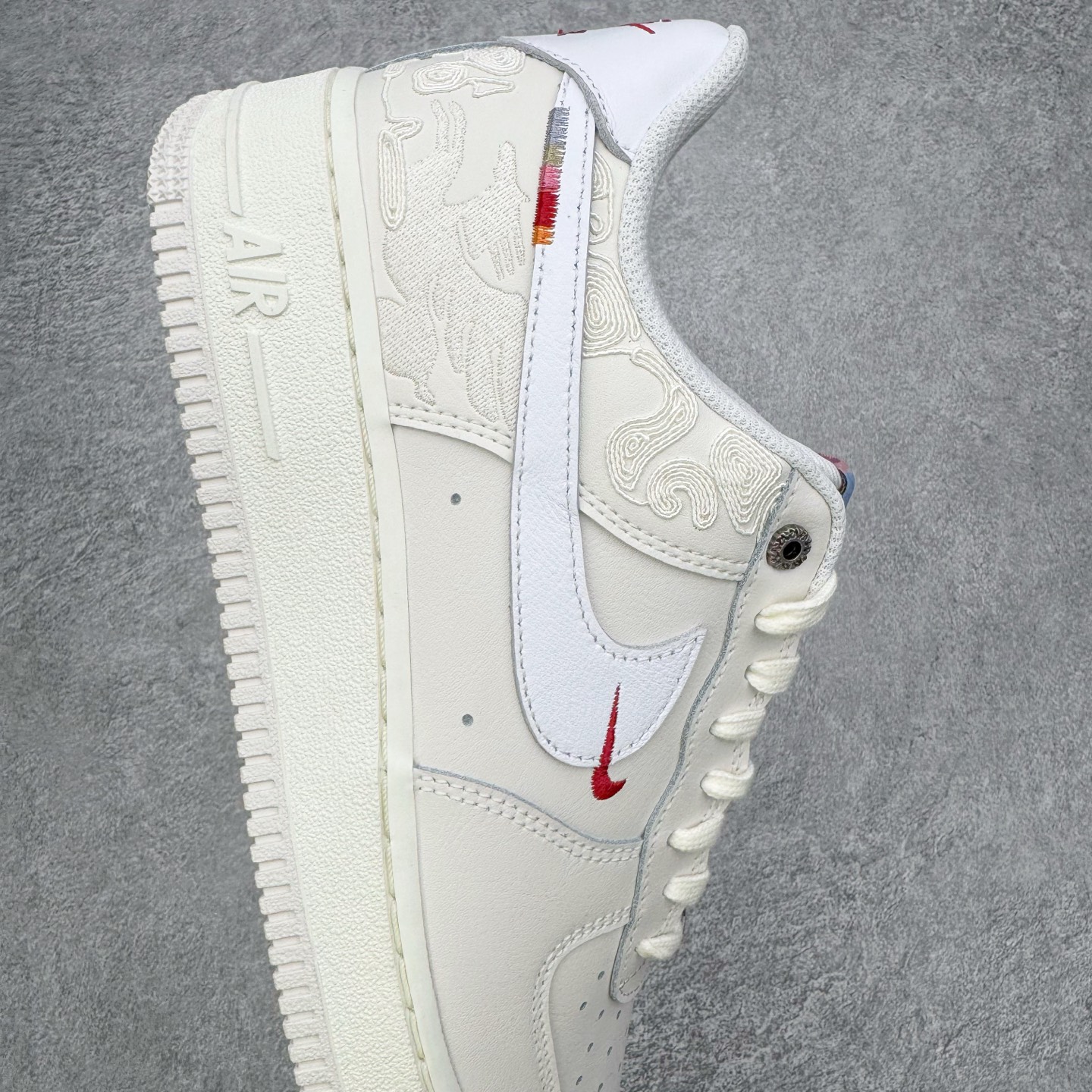 图片[6]-＃纯原 NK Air Force 1 Low \’07 空军一号低帮经典板鞋 CNY马年限定 IQ1119-011 大厂出品 同步官方全新版本 不规则波浪大底咬花 全鞋电脑针车 工整有序 视觉效果满分 原厂拉帮手法 标准四线 密度针距针孔大小控制到位 原装反口里网布海绵 正确卡色网眼大小 新版鞋撑改用纸团代替 原厂港宝加持完美还原灵魂版型 原盒原配从里到外百分百还原 原厂全头层原厂皮料 原标原盒 内置Sole气垫 中底白色背胶 中底划线 已经无限的接近公司 原厂楦头 原厂刺绣 后跟弧度修正 独家私模 尺码：35.5 36 36.5 37.5 38 38.5 39 40 40.5 41 42 42.5 43 44 44.5 45 46-选品中心