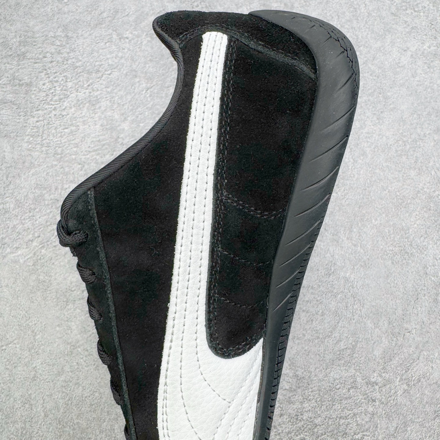 图片[7]-＃KZ纯原 PUMA Speedca OG 彪马极速赛车系列低帮德训风拼接复古百搭休闲运动赛车鞋 口碑大厂出品 品控大底版型不断改良更新 全套原纸板楦头开发 确保原汁原味 完美呈现版型 一比一鞋头弧度高度鞋身弧度 独家私模原厂航空铝磨具打磨大底 鞋头坡度极致还原 无解鞋型 原盒原配 圈内天花板工艺 原厂玻璃冲刀 超高清洁度 全鞋零毛边皮料切割 原厂中底布 鞋款从80、90年代赛车手所穿的防火赛车鞋为原型，鞋身线条模仿了赛车的流线廓形，体现了空气动力学原理的结构。简约流畅的外观，恰好又和贯穿其中的Formstrip Logo融合恰到好处，视觉上细节丰富且协调。本次Speedcat OG鞋款归来，最大看点自然式保留了窄版鞋型以及薄底构造。这两年各品牌鞋底越做越厚，Speedcat反其道而行之，上脚几乎无鞋底的效果带来耳目一新的视觉体验。鞋面依旧是以质感细腻的麂皮材质打造，并且大面积近乎全包裹的使用，复古味道也愈发浓烈。配色上更是将最原始的黑色和红色带回，向F1赛车队的标志性队服致敬。相信让各位一眼种草的更多是出挑的大红色，上脚即可瞬间点亮整体造型，在以球鞋为核心的OOTD中脱颖而出。而另一款黑色则是低调的万金油，彰显新潮个性的同时又不喧宾夺主，也是热爱简约系穿搭朋友的首选。 尺码：35.5 36 37 37.5 38 38.5 39 40 40.5 41 42 42.5 43 44 44.5 45 46-选品中心