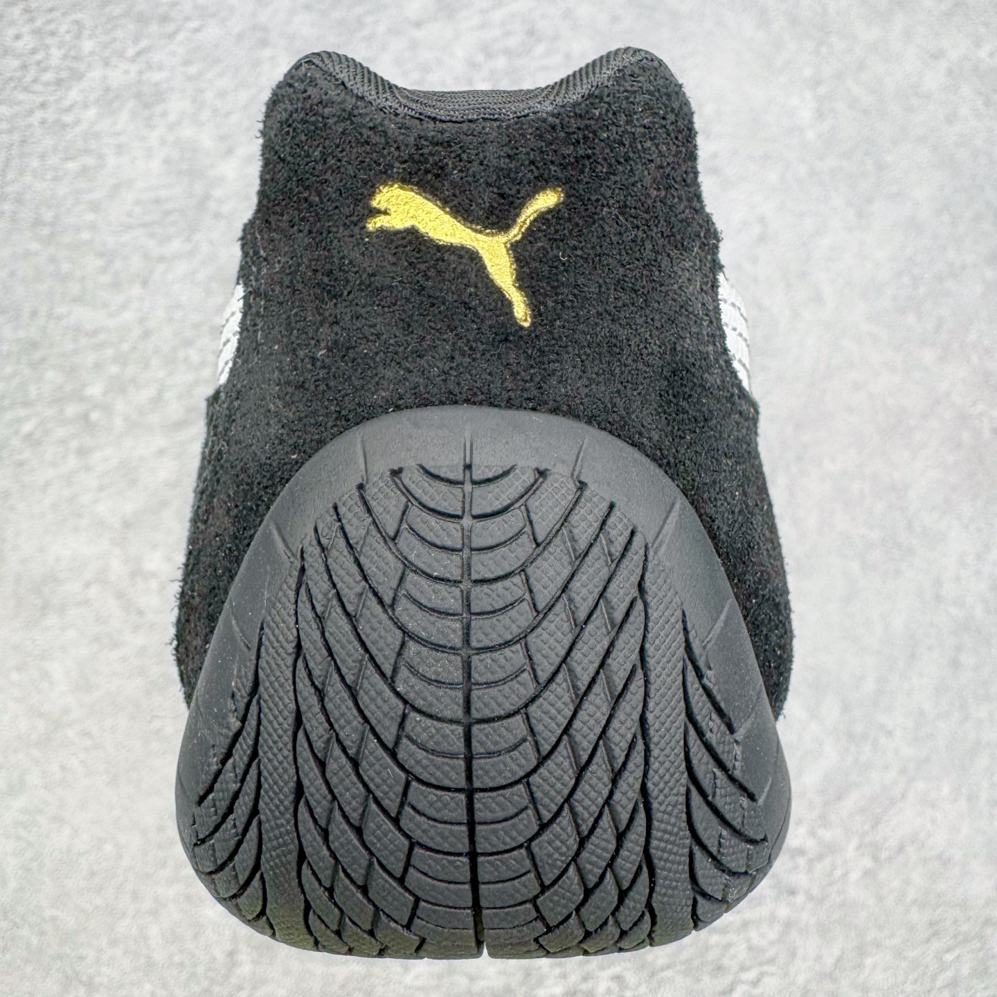 图片[8]-＃KZ纯原 PUMA Speedca OG 彪马极速赛车系列低帮德训风拼接复古百搭休闲运动赛车鞋 口碑大厂出品 品控大底版型不断改良更新 全套原纸板楦头开发 确保原汁原味 完美呈现版型 一比一鞋头弧度高度鞋身弧度 独家私模原厂航空铝磨具打磨大底 鞋头坡度极致还原 无解鞋型 原盒原配 圈内天花板工艺 原厂玻璃冲刀 超高清洁度 全鞋零毛边皮料切割 原厂中底布 鞋款从80、90年代赛车手所穿的防火赛车鞋为原型，鞋身线条模仿了赛车的流线廓形，体现了空气动力学原理的结构。简约流畅的外观，恰好又和贯穿其中的Formstrip Logo融合恰到好处，视觉上细节丰富且协调。本次Speedcat OG鞋款归来，最大看点自然式保留了窄版鞋型以及薄底构造。这两年各品牌鞋底越做越厚，Speedcat反其道而行之，上脚几乎无鞋底的效果带来耳目一新的视觉体验。鞋面依旧是以质感细腻的麂皮材质打造，并且大面积近乎全包裹的使用，复古味道也愈发浓烈。配色上更是将最原始的黑色和红色带回，向F1赛车队的标志性队服致敬。相信让各位一眼种草的更多是出挑的大红色，上脚即可瞬间点亮整体造型，在以球鞋为核心的OOTD中脱颖而出。而另一款黑色则是低调的万金油，彰显新潮个性的同时又不喧宾夺主，也是热爱简约系穿搭朋友的首选。 尺码：35.5 36 37 37.5 38 38.5 39 40 40.5 41 42 42.5 43 44 44.5 45 46-选品中心