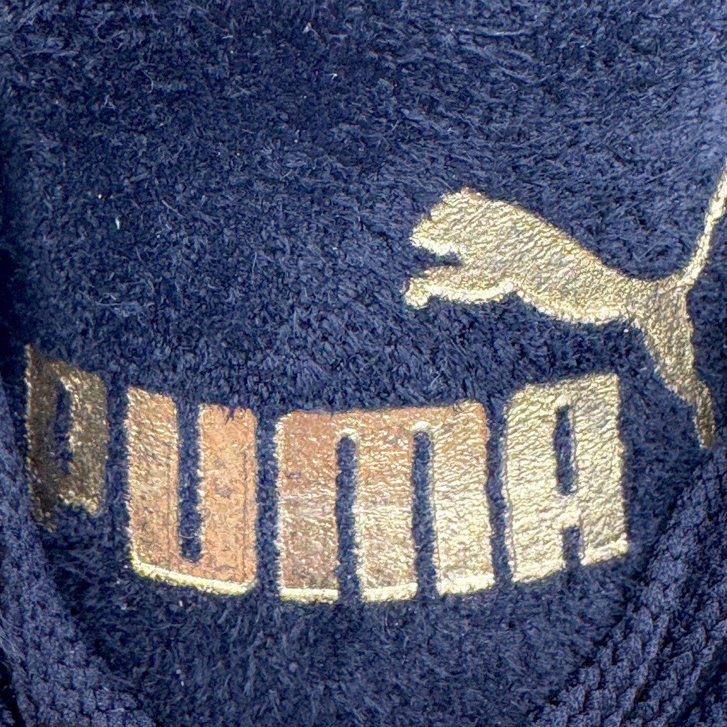 图片[20]-＃KZ纯原 PUMA Speedca OG 彪马极速赛车系列低帮德训风拼接复古百搭休闲运动赛车鞋 口碑大厂出品 品控大底版型不断改良更新 全套原纸板楦头开发 确保原汁原味 完美呈现版型 一比一鞋头弧度高度鞋身弧度 独家私模原厂航空铝磨具打磨大底 鞋头坡度极致还原 无解鞋型 原盒原配 圈内天花板工艺 原厂玻璃冲刀 超高清洁度 全鞋零毛边皮料切割 原厂中底布 鞋款从80、90年代赛车手所穿的防火赛车鞋为原型，鞋身线条模仿了赛车的流线廓形，体现了空气动力学原理的结构。简约流畅的外观，恰好又和贯穿其中的Formstrip Logo融合恰到好处，视觉上细节丰富且协调。本次Speedcat OG鞋款归来，最大看点自然式保留了窄版鞋型以及薄底构造。这两年各品牌鞋底越做越厚，Speedcat反其道而行之，上脚几乎无鞋底的效果带来耳目一新的视觉体验。鞋面依旧是以质感细腻的麂皮材质打造，并且大面积近乎全包裹的使用，复古味道也愈发浓烈。配色上更是将最原始的黑色和红色带回，向F1赛车队的标志性队服致敬。相信让各位一眼种草的更多是出挑的大红色，上脚即可瞬间点亮整体造型，在以球鞋为核心的OOTD中脱颖而出。而另一款黑色则是低调的万金油，彰显新潮个性的同时又不喧宾夺主，也是热爱简约系穿搭朋友的首选。 尺码：35.5 36 37 37.5 38 38.5 39 40 40.5 41 42 42.5 43 44 44.5 45 46-选品中心