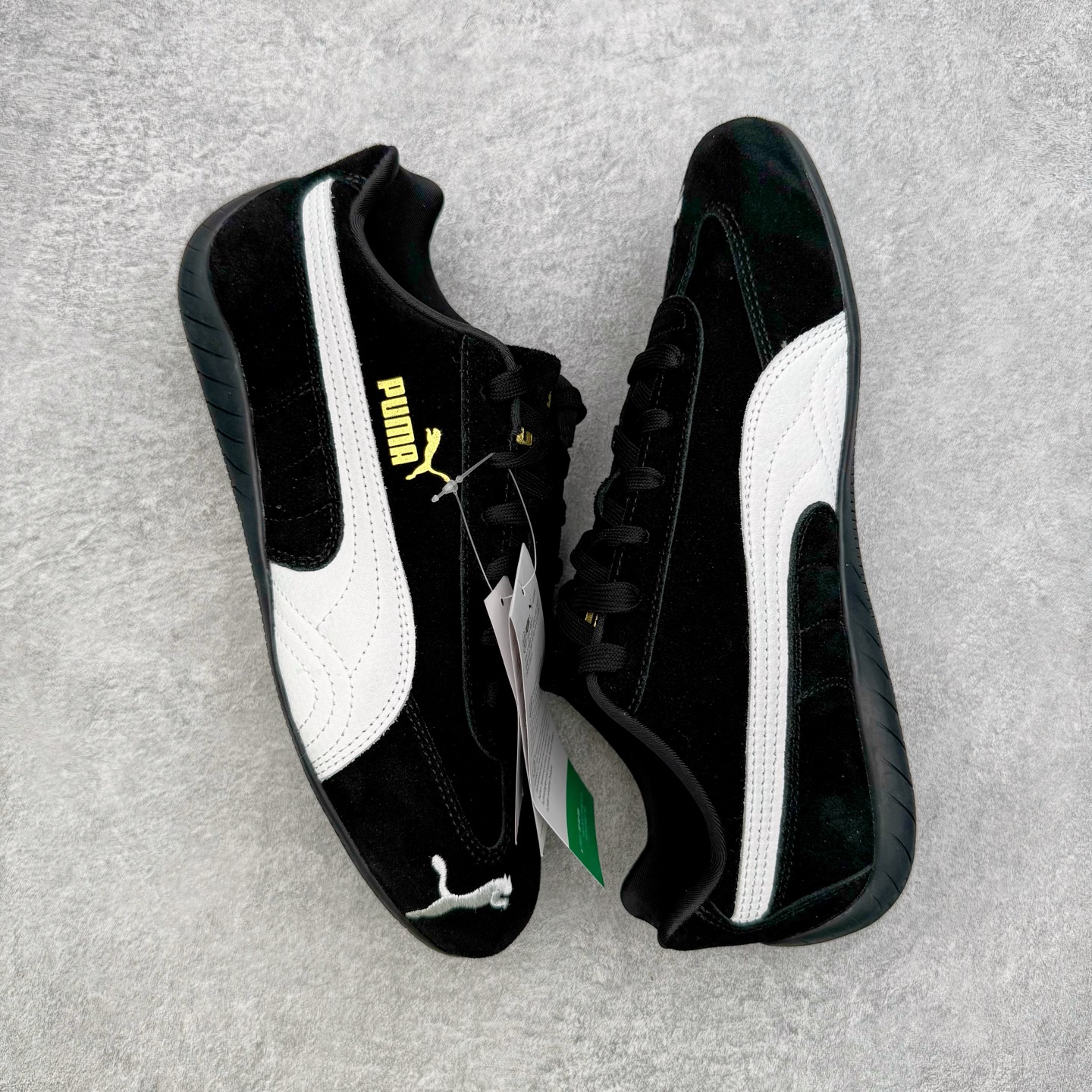 图片[3]-＃KZ纯原 PUMA Speedca OG 彪马极速赛车系列低帮德训风拼接复古百搭休闲运动赛车鞋 口碑大厂出品 品控大底版型不断改良更新 全套原纸板楦头开发 确保原汁原味 完美呈现版型 一比一鞋头弧度高度鞋身弧度 独家私模原厂航空铝磨具打磨大底 鞋头坡度极致还原 无解鞋型 原盒原配 圈内天花板工艺 原厂玻璃冲刀 超高清洁度 全鞋零毛边皮料切割 原厂中底布 鞋款从80、90年代赛车手所穿的防火赛车鞋为原型，鞋身线条模仿了赛车的流线廓形，体现了空气动力学原理的结构。简约流畅的外观，恰好又和贯穿其中的Formstrip Logo融合恰到好处，视觉上细节丰富且协调。本次Speedcat OG鞋款归来，最大看点自然式保留了窄版鞋型以及薄底构造。这两年各品牌鞋底越做越厚，Speedcat反其道而行之，上脚几乎无鞋底的效果带来耳目一新的视觉体验。鞋面依旧是以质感细腻的麂皮材质打造，并且大面积近乎全包裹的使用，复古味道也愈发浓烈。配色上更是将最原始的黑色和红色带回，向F1赛车队的标志性队服致敬。相信让各位一眼种草的更多是出挑的大红色，上脚即可瞬间点亮整体造型，在以球鞋为核心的OOTD中脱颖而出。而另一款黑色则是低调的万金油，彰显新潮个性的同时又不喧宾夺主，也是热爱简约系穿搭朋友的首选。 尺码：35.5 36 37 37.5 38 38.5 39 40 40.5 41 42 42.5 43 44 44.5 45 46-选品中心