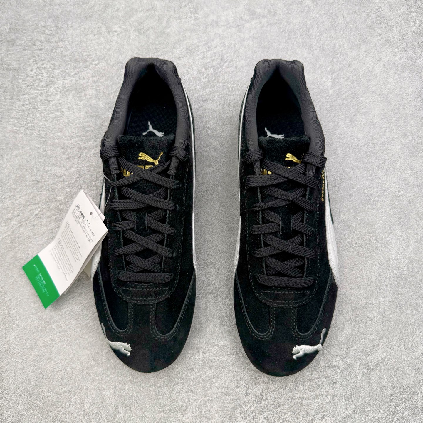 图片[2]-＃KZ纯原 PUMA Speedca OG 彪马极速赛车系列低帮德训风拼接复古百搭休闲运动赛车鞋 口碑大厂出品 品控大底版型不断改良更新 全套原纸板楦头开发 确保原汁原味 完美呈现版型 一比一鞋头弧度高度鞋身弧度 独家私模原厂航空铝磨具打磨大底 鞋头坡度极致还原 无解鞋型 原盒原配 圈内天花板工艺 原厂玻璃冲刀 超高清洁度 全鞋零毛边皮料切割 原厂中底布 鞋款从80、90年代赛车手所穿的防火赛车鞋为原型，鞋身线条模仿了赛车的流线廓形，体现了空气动力学原理的结构。简约流畅的外观，恰好又和贯穿其中的Formstrip Logo融合恰到好处，视觉上细节丰富且协调。本次Speedcat OG鞋款归来，最大看点自然式保留了窄版鞋型以及薄底构造。这两年各品牌鞋底越做越厚，Speedcat反其道而行之，上脚几乎无鞋底的效果带来耳目一新的视觉体验。鞋面依旧是以质感细腻的麂皮材质打造，并且大面积近乎全包裹的使用，复古味道也愈发浓烈。配色上更是将最原始的黑色和红色带回，向F1赛车队的标志性队服致敬。相信让各位一眼种草的更多是出挑的大红色，上脚即可瞬间点亮整体造型，在以球鞋为核心的OOTD中脱颖而出。而另一款黑色则是低调的万金油，彰显新潮个性的同时又不喧宾夺主，也是热爱简约系穿搭朋友的首选。 尺码：35.5 36 37 37.5 38 38.5 39 40 40.5 41 42 42.5 43 44 44.5 45 46-选品中心