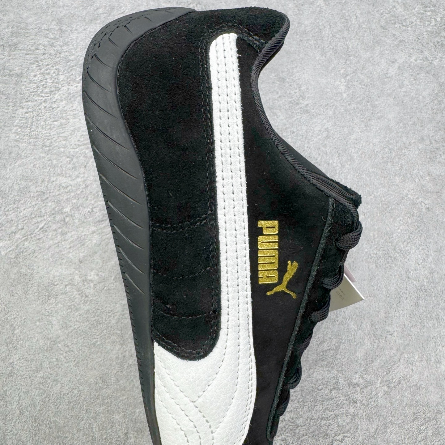 图片[6]-＃KZ纯原 PUMA Speedca OG 彪马极速赛车系列低帮德训风拼接复古百搭休闲运动赛车鞋 口碑大厂出品 品控大底版型不断改良更新 全套原纸板楦头开发 确保原汁原味 完美呈现版型 一比一鞋头弧度高度鞋身弧度 独家私模原厂航空铝磨具打磨大底 鞋头坡度极致还原 无解鞋型 原盒原配 圈内天花板工艺 原厂玻璃冲刀 超高清洁度 全鞋零毛边皮料切割 原厂中底布 鞋款从80、90年代赛车手所穿的防火赛车鞋为原型，鞋身线条模仿了赛车的流线廓形，体现了空气动力学原理的结构。简约流畅的外观，恰好又和贯穿其中的Formstrip Logo融合恰到好处，视觉上细节丰富且协调。本次Speedcat OG鞋款归来，最大看点自然式保留了窄版鞋型以及薄底构造。这两年各品牌鞋底越做越厚，Speedcat反其道而行之，上脚几乎无鞋底的效果带来耳目一新的视觉体验。鞋面依旧是以质感细腻的麂皮材质打造，并且大面积近乎全包裹的使用，复古味道也愈发浓烈。配色上更是将最原始的黑色和红色带回，向F1赛车队的标志性队服致敬。相信让各位一眼种草的更多是出挑的大红色，上脚即可瞬间点亮整体造型，在以球鞋为核心的OOTD中脱颖而出。而另一款黑色则是低调的万金油，彰显新潮个性的同时又不喧宾夺主，也是热爱简约系穿搭朋友的首选。 尺码：35.5 36 37 37.5 38 38.5 39 40 40.5 41 42 42.5 43 44 44.5 45 46-选品中心