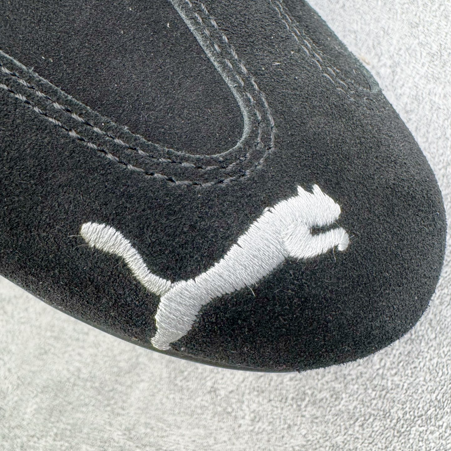 图片[11]-＃KZ纯原 PUMA Speedca OG 彪马极速赛车系列低帮德训风拼接复古百搭休闲运动赛车鞋 口碑大厂出品 品控大底版型不断改良更新 全套原纸板楦头开发 确保原汁原味 完美呈现版型 一比一鞋头弧度高度鞋身弧度 独家私模原厂航空铝磨具打磨大底 鞋头坡度极致还原 无解鞋型 原盒原配 圈内天花板工艺 原厂玻璃冲刀 超高清洁度 全鞋零毛边皮料切割 原厂中底布 鞋款从80、90年代赛车手所穿的防火赛车鞋为原型，鞋身线条模仿了赛车的流线廓形，体现了空气动力学原理的结构。简约流畅的外观，恰好又和贯穿其中的Formstrip Logo融合恰到好处，视觉上细节丰富且协调。本次Speedcat OG鞋款归来，最大看点自然式保留了窄版鞋型以及薄底构造。这两年各品牌鞋底越做越厚，Speedcat反其道而行之，上脚几乎无鞋底的效果带来耳目一新的视觉体验。鞋面依旧是以质感细腻的麂皮材质打造，并且大面积近乎全包裹的使用，复古味道也愈发浓烈。配色上更是将最原始的黑色和红色带回，向F1赛车队的标志性队服致敬。相信让各位一眼种草的更多是出挑的大红色，上脚即可瞬间点亮整体造型，在以球鞋为核心的OOTD中脱颖而出。而另一款黑色则是低调的万金油，彰显新潮个性的同时又不喧宾夺主，也是热爱简约系穿搭朋友的首选。 尺码：35.5 36 37 37.5 38 38.5 39 40 40.5 41 42 42.5 43 44 44.5 45 46-选品中心