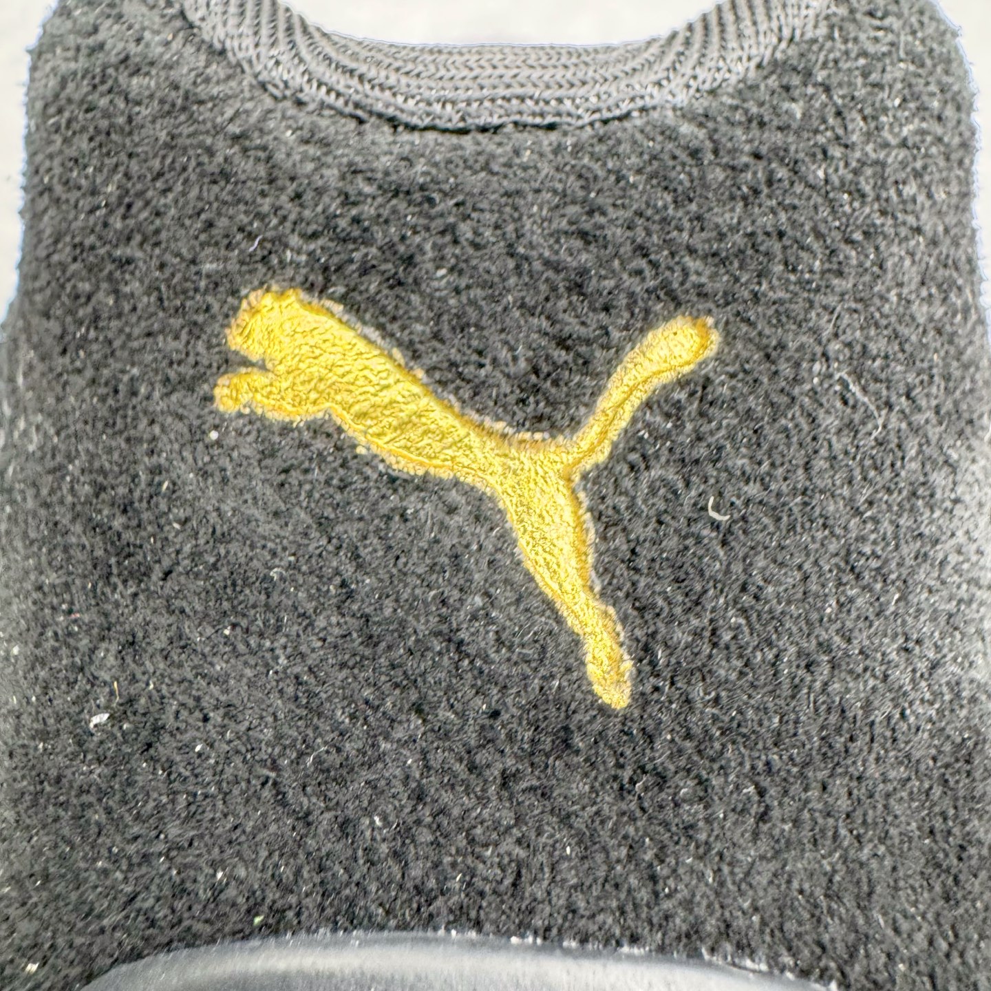 图片[15]-＃KZ纯原 PUMA Speedca OG 彪马极速赛车系列低帮德训风拼接复古百搭休闲运动赛车鞋 口碑大厂出品 品控大底版型不断改良更新 全套原纸板楦头开发 确保原汁原味 完美呈现版型 一比一鞋头弧度高度鞋身弧度 独家私模原厂航空铝磨具打磨大底 鞋头坡度极致还原 无解鞋型 原盒原配 圈内天花板工艺 原厂玻璃冲刀 超高清洁度 全鞋零毛边皮料切割 原厂中底布 鞋款从80、90年代赛车手所穿的防火赛车鞋为原型，鞋身线条模仿了赛车的流线廓形，体现了空气动力学原理的结构。简约流畅的外观，恰好又和贯穿其中的Formstrip Logo融合恰到好处，视觉上细节丰富且协调。本次Speedcat OG鞋款归来，最大看点自然式保留了窄版鞋型以及薄底构造。这两年各品牌鞋底越做越厚，Speedcat反其道而行之，上脚几乎无鞋底的效果带来耳目一新的视觉体验。鞋面依旧是以质感细腻的麂皮材质打造，并且大面积近乎全包裹的使用，复古味道也愈发浓烈。配色上更是将最原始的黑色和红色带回，向F1赛车队的标志性队服致敬。相信让各位一眼种草的更多是出挑的大红色，上脚即可瞬间点亮整体造型，在以球鞋为核心的OOTD中脱颖而出。而另一款黑色则是低调的万金油，彰显新潮个性的同时又不喧宾夺主，也是热爱简约系穿搭朋友的首选。 尺码：35.5 36 37 37.5 38 38.5 39 40 40.5 41 42 42.5 43 44 44.5 45 46-选品中心