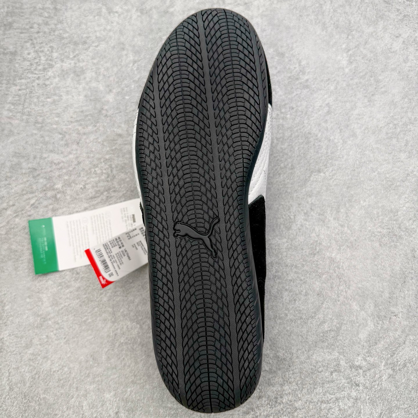 图片[9]-＃KZ纯原 PUMA Speedca OG 彪马极速赛车系列低帮德训风拼接复古百搭休闲运动赛车鞋 口碑大厂出品 品控大底版型不断改良更新 全套原纸板楦头开发 确保原汁原味 完美呈现版型 一比一鞋头弧度高度鞋身弧度 独家私模原厂航空铝磨具打磨大底 鞋头坡度极致还原 无解鞋型 原盒原配 圈内天花板工艺 原厂玻璃冲刀 超高清洁度 全鞋零毛边皮料切割 原厂中底布 鞋款从80、90年代赛车手所穿的防火赛车鞋为原型，鞋身线条模仿了赛车的流线廓形，体现了空气动力学原理的结构。简约流畅的外观，恰好又和贯穿其中的Formstrip Logo融合恰到好处，视觉上细节丰富且协调。本次Speedcat OG鞋款归来，最大看点自然式保留了窄版鞋型以及薄底构造。这两年各品牌鞋底越做越厚，Speedcat反其道而行之，上脚几乎无鞋底的效果带来耳目一新的视觉体验。鞋面依旧是以质感细腻的麂皮材质打造，并且大面积近乎全包裹的使用，复古味道也愈发浓烈。配色上更是将最原始的黑色和红色带回，向F1赛车队的标志性队服致敬。相信让各位一眼种草的更多是出挑的大红色，上脚即可瞬间点亮整体造型，在以球鞋为核心的OOTD中脱颖而出。而另一款黑色则是低调的万金油，彰显新潮个性的同时又不喧宾夺主，也是热爱简约系穿搭朋友的首选。 尺码：35.5 36 37 37.5 38 38.5 39 40 40.5 41 42 42.5 43 44 44.5 45 46-选品中心