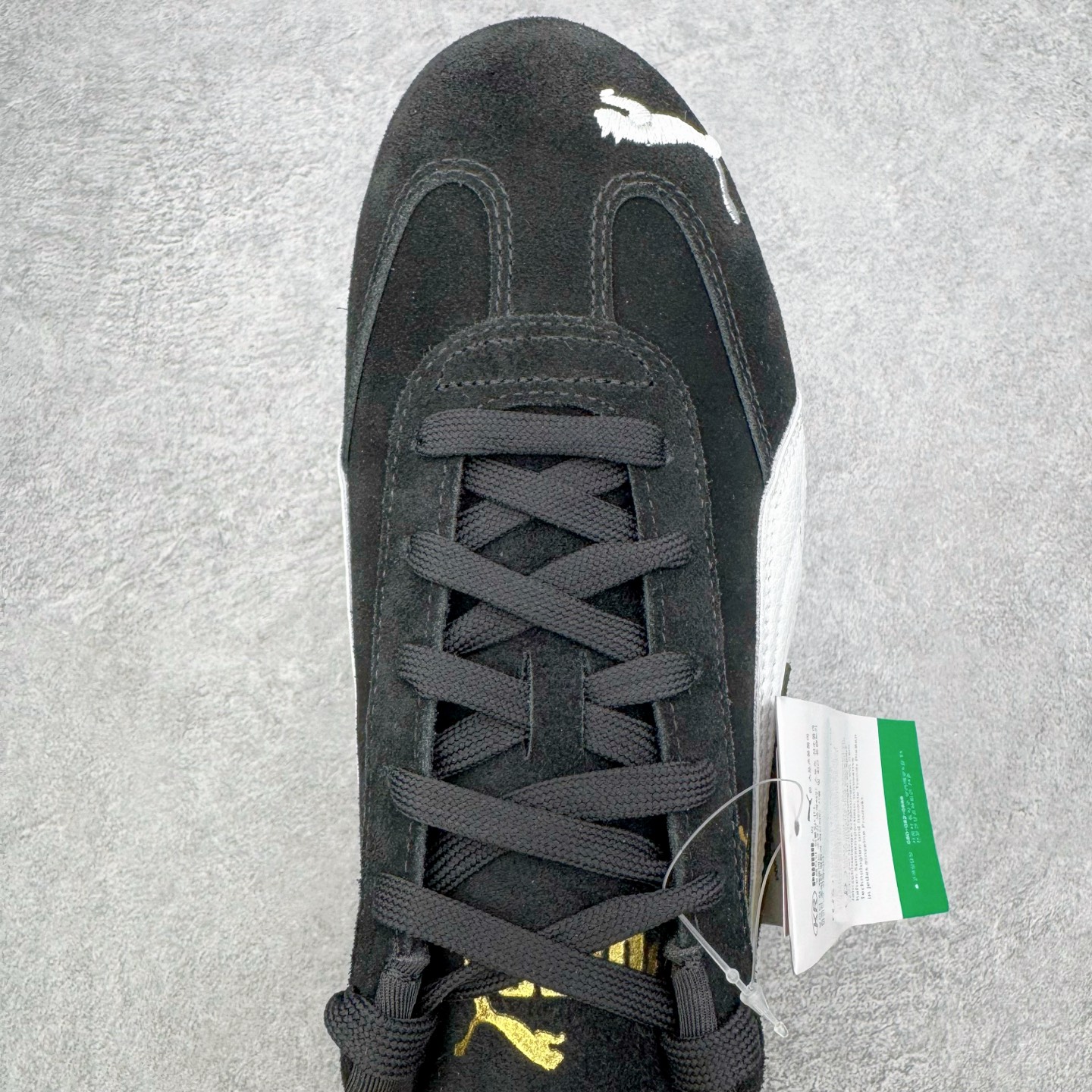 图片[4]-＃KZ纯原 PUMA Speedca OG 彪马极速赛车系列低帮德训风拼接复古百搭休闲运动赛车鞋 口碑大厂出品 品控大底版型不断改良更新 全套原纸板楦头开发 确保原汁原味 完美呈现版型 一比一鞋头弧度高度鞋身弧度 独家私模原厂航空铝磨具打磨大底 鞋头坡度极致还原 无解鞋型 原盒原配 圈内天花板工艺 原厂玻璃冲刀 超高清洁度 全鞋零毛边皮料切割 原厂中底布 鞋款从80、90年代赛车手所穿的防火赛车鞋为原型，鞋身线条模仿了赛车的流线廓形，体现了空气动力学原理的结构。简约流畅的外观，恰好又和贯穿其中的Formstrip Logo融合恰到好处，视觉上细节丰富且协调。本次Speedcat OG鞋款归来，最大看点自然式保留了窄版鞋型以及薄底构造。这两年各品牌鞋底越做越厚，Speedcat反其道而行之，上脚几乎无鞋底的效果带来耳目一新的视觉体验。鞋面依旧是以质感细腻的麂皮材质打造，并且大面积近乎全包裹的使用，复古味道也愈发浓烈。配色上更是将最原始的黑色和红色带回，向F1赛车队的标志性队服致敬。相信让各位一眼种草的更多是出挑的大红色，上脚即可瞬间点亮整体造型，在以球鞋为核心的OOTD中脱颖而出。而另一款黑色则是低调的万金油，彰显新潮个性的同时又不喧宾夺主，也是热爱简约系穿搭朋友的首选。 尺码：35.5 36 37 37.5 38 38.5 39 40 40.5 41 42 42.5 43 44 44.5 45 46-选品中心