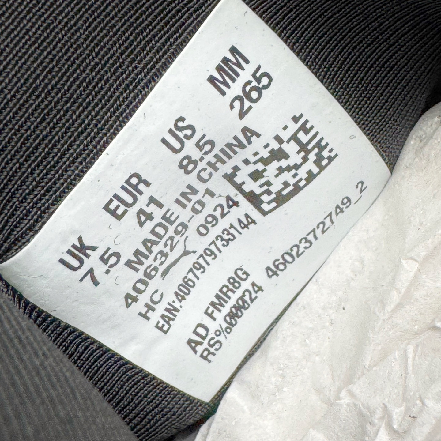 图片[19]-＃KZ纯原 PUMA Speedca OG 彪马极速赛车系列低帮德训风拼接复古百搭休闲运动赛车鞋 口碑大厂出品 品控大底版型不断改良更新 全套原纸板楦头开发 确保原汁原味 完美呈现版型 一比一鞋头弧度高度鞋身弧度 独家私模原厂航空铝磨具打磨大底 鞋头坡度极致还原 无解鞋型 原盒原配 圈内天花板工艺 原厂玻璃冲刀 超高清洁度 全鞋零毛边皮料切割 原厂中底布 鞋款从80、90年代赛车手所穿的防火赛车鞋为原型，鞋身线条模仿了赛车的流线廓形，体现了空气动力学原理的结构。简约流畅的外观，恰好又和贯穿其中的Formstrip Logo融合恰到好处，视觉上细节丰富且协调。本次Speedcat OG鞋款归来，最大看点自然式保留了窄版鞋型以及薄底构造。这两年各品牌鞋底越做越厚，Speedcat反其道而行之，上脚几乎无鞋底的效果带来耳目一新的视觉体验。鞋面依旧是以质感细腻的麂皮材质打造，并且大面积近乎全包裹的使用，复古味道也愈发浓烈。配色上更是将最原始的黑色和红色带回，向F1赛车队的标志性队服致敬。相信让各位一眼种草的更多是出挑的大红色，上脚即可瞬间点亮整体造型，在以球鞋为核心的OOTD中脱颖而出。而另一款黑色则是低调的万金油，彰显新潮个性的同时又不喧宾夺主，也是热爱简约系穿搭朋友的首选。 尺码：35.5 36 37 37.5 38 38.5 39 40 40.5 41 42 42.5 43 44 44.5 45 46-选品中心