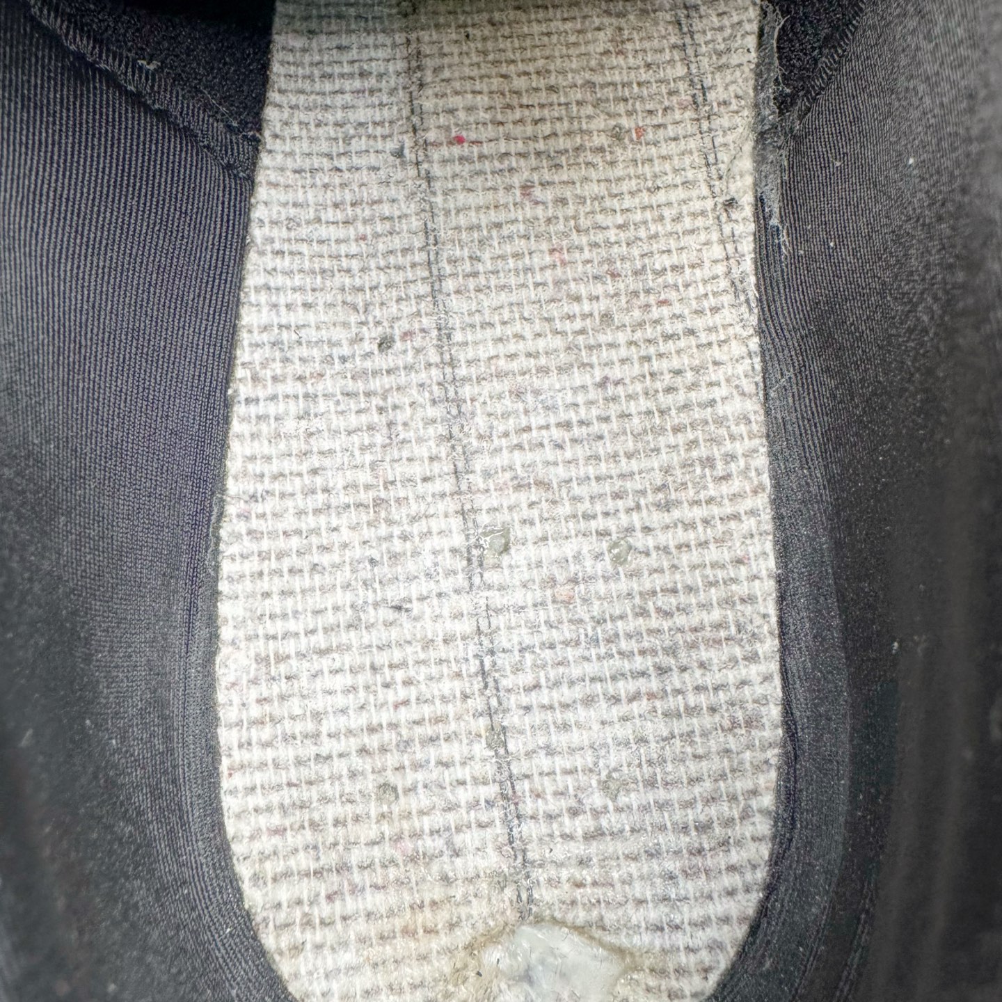 图片[17]-＃KZ纯原 PUMA Speedca OG 彪马极速赛车系列低帮德训风拼接复古百搭休闲运动赛车鞋 口碑大厂出品 品控大底版型不断改良更新 全套原纸板楦头开发 确保原汁原味 完美呈现版型 一比一鞋头弧度高度鞋身弧度 独家私模原厂航空铝磨具打磨大底 鞋头坡度极致还原 无解鞋型 原盒原配 圈内天花板工艺 原厂玻璃冲刀 超高清洁度 全鞋零毛边皮料切割 原厂中底布 鞋款从80、90年代赛车手所穿的防火赛车鞋为原型，鞋身线条模仿了赛车的流线廓形，体现了空气动力学原理的结构。简约流畅的外观，恰好又和贯穿其中的Formstrip Logo融合恰到好处，视觉上细节丰富且协调。本次Speedcat OG鞋款归来，最大看点自然式保留了窄版鞋型以及薄底构造。这两年各品牌鞋底越做越厚，Speedcat反其道而行之，上脚几乎无鞋底的效果带来耳目一新的视觉体验。鞋面依旧是以质感细腻的麂皮材质打造，并且大面积近乎全包裹的使用，复古味道也愈发浓烈。配色上更是将最原始的黑色和红色带回，向F1赛车队的标志性队服致敬。相信让各位一眼种草的更多是出挑的大红色，上脚即可瞬间点亮整体造型，在以球鞋为核心的OOTD中脱颖而出。而另一款黑色则是低调的万金油，彰显新潮个性的同时又不喧宾夺主，也是热爱简约系穿搭朋友的首选。 尺码：35.5 36 37 37.5 38 38.5 39 40 40.5 41 42 42.5 43 44 44.5 45 46-选品中心