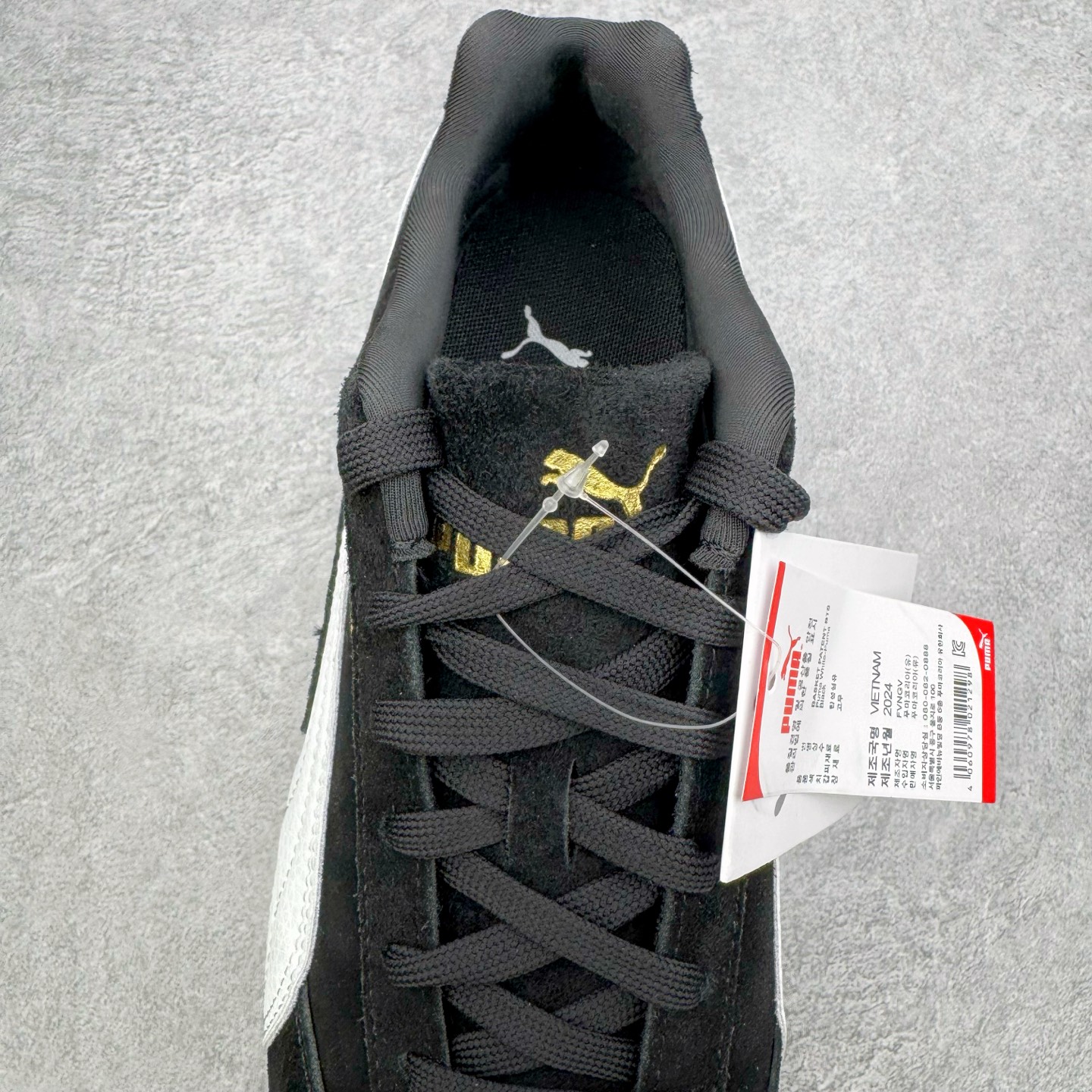 图片[5]-＃KZ纯原 PUMA Speedca OG 彪马极速赛车系列低帮德训风拼接复古百搭休闲运动赛车鞋 口碑大厂出品 品控大底版型不断改良更新 全套原纸板楦头开发 确保原汁原味 完美呈现版型 一比一鞋头弧度高度鞋身弧度 独家私模原厂航空铝磨具打磨大底 鞋头坡度极致还原 无解鞋型 原盒原配 圈内天花板工艺 原厂玻璃冲刀 超高清洁度 全鞋零毛边皮料切割 原厂中底布 鞋款从80、90年代赛车手所穿的防火赛车鞋为原型，鞋身线条模仿了赛车的流线廓形，体现了空气动力学原理的结构。简约流畅的外观，恰好又和贯穿其中的Formstrip Logo融合恰到好处，视觉上细节丰富且协调。本次Speedcat OG鞋款归来，最大看点自然式保留了窄版鞋型以及薄底构造。这两年各品牌鞋底越做越厚，Speedcat反其道而行之，上脚几乎无鞋底的效果带来耳目一新的视觉体验。鞋面依旧是以质感细腻的麂皮材质打造，并且大面积近乎全包裹的使用，复古味道也愈发浓烈。配色上更是将最原始的黑色和红色带回，向F1赛车队的标志性队服致敬。相信让各位一眼种草的更多是出挑的大红色，上脚即可瞬间点亮整体造型，在以球鞋为核心的OOTD中脱颖而出。而另一款黑色则是低调的万金油，彰显新潮个性的同时又不喧宾夺主，也是热爱简约系穿搭朋友的首选。 尺码：35.5 36 37 37.5 38 38.5 39 40 40.5 41 42 42.5 43 44 44.5 45 46-选品中心