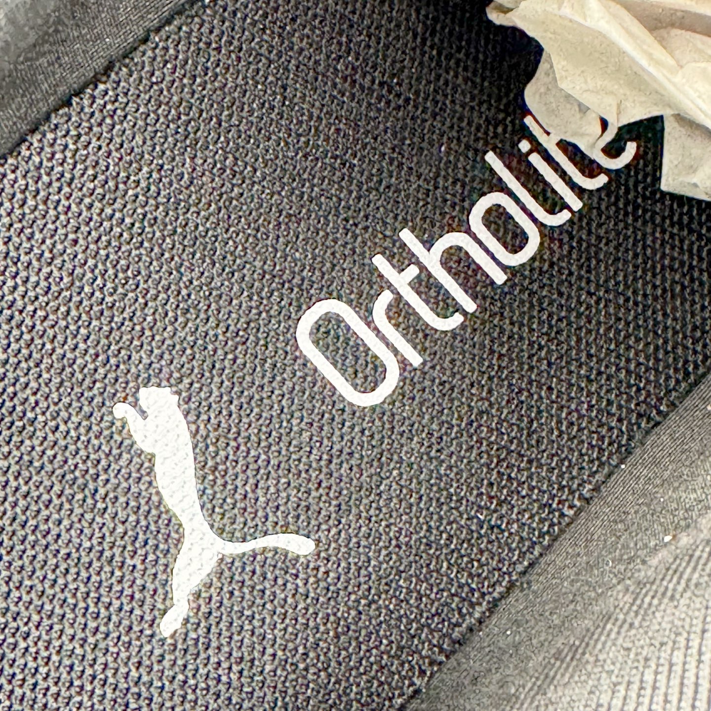 图片[18]-＃KZ纯原 PUMA Speedca OG 彪马极速赛车系列低帮德训风拼接复古百搭休闲运动赛车鞋 口碑大厂出品 品控大底版型不断改良更新 全套原纸板楦头开发 确保原汁原味 完美呈现版型 一比一鞋头弧度高度鞋身弧度 独家私模原厂航空铝磨具打磨大底 鞋头坡度极致还原 无解鞋型 原盒原配 圈内天花板工艺 原厂玻璃冲刀 超高清洁度 全鞋零毛边皮料切割 原厂中底布 鞋款从80、90年代赛车手所穿的防火赛车鞋为原型，鞋身线条模仿了赛车的流线廓形，体现了空气动力学原理的结构。简约流畅的外观，恰好又和贯穿其中的Formstrip Logo融合恰到好处，视觉上细节丰富且协调。本次Speedcat OG鞋款归来，最大看点自然式保留了窄版鞋型以及薄底构造。这两年各品牌鞋底越做越厚，Speedcat反其道而行之，上脚几乎无鞋底的效果带来耳目一新的视觉体验。鞋面依旧是以质感细腻的麂皮材质打造，并且大面积近乎全包裹的使用，复古味道也愈发浓烈。配色上更是将最原始的黑色和红色带回，向F1赛车队的标志性队服致敬。相信让各位一眼种草的更多是出挑的大红色，上脚即可瞬间点亮整体造型，在以球鞋为核心的OOTD中脱颖而出。而另一款黑色则是低调的万金油，彰显新潮个性的同时又不喧宾夺主，也是热爱简约系穿搭朋友的首选。 尺码：35.5 36 37 37.5 38 38.5 39 40 40.5 41 42 42.5 43 44 44.5 45 46-选品中心