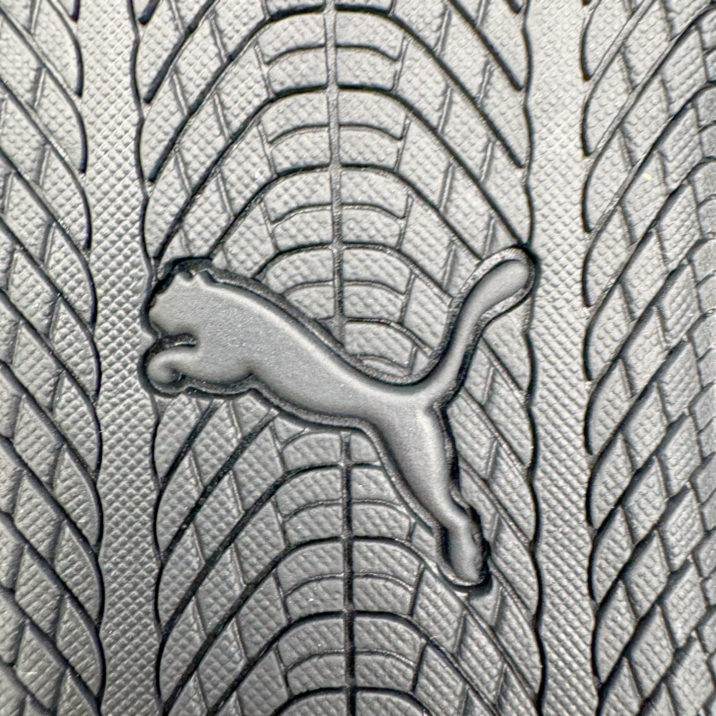 图片[14]-＃KZ纯原 PUMA Speedca OG 彪马极速赛车系列低帮德训风拼接复古百搭休闲运动赛车鞋 口碑大厂出品 品控大底版型不断改良更新 全套原纸板楦头开发 确保原汁原味 完美呈现版型 一比一鞋头弧度高度鞋身弧度 独家私模原厂航空铝磨具打磨大底 鞋头坡度极致还原 无解鞋型 原盒原配 圈内天花板工艺 原厂玻璃冲刀 超高清洁度 全鞋零毛边皮料切割 原厂中底布 鞋款从80、90年代赛车手所穿的防火赛车鞋为原型，鞋身线条模仿了赛车的流线廓形，体现了空气动力学原理的结构。简约流畅的外观，恰好又和贯穿其中的Formstrip Logo融合恰到好处，视觉上细节丰富且协调。本次Speedcat OG鞋款归来，最大看点自然式保留了窄版鞋型以及薄底构造。这两年各品牌鞋底越做越厚，Speedcat反其道而行之，上脚几乎无鞋底的效果带来耳目一新的视觉体验。鞋面依旧是以质感细腻的麂皮材质打造，并且大面积近乎全包裹的使用，复古味道也愈发浓烈。配色上更是将最原始的黑色和红色带回，向F1赛车队的标志性队服致敬。相信让各位一眼种草的更多是出挑的大红色，上脚即可瞬间点亮整体造型，在以球鞋为核心的OOTD中脱颖而出。而另一款黑色则是低调的万金油，彰显新潮个性的同时又不喧宾夺主，也是热爱简约系穿搭朋友的首选。 尺码：35.5 36 37 37.5 38 38.5 39 40 40.5 41 42 42.5 43 44 44.5 45 46-选品中心