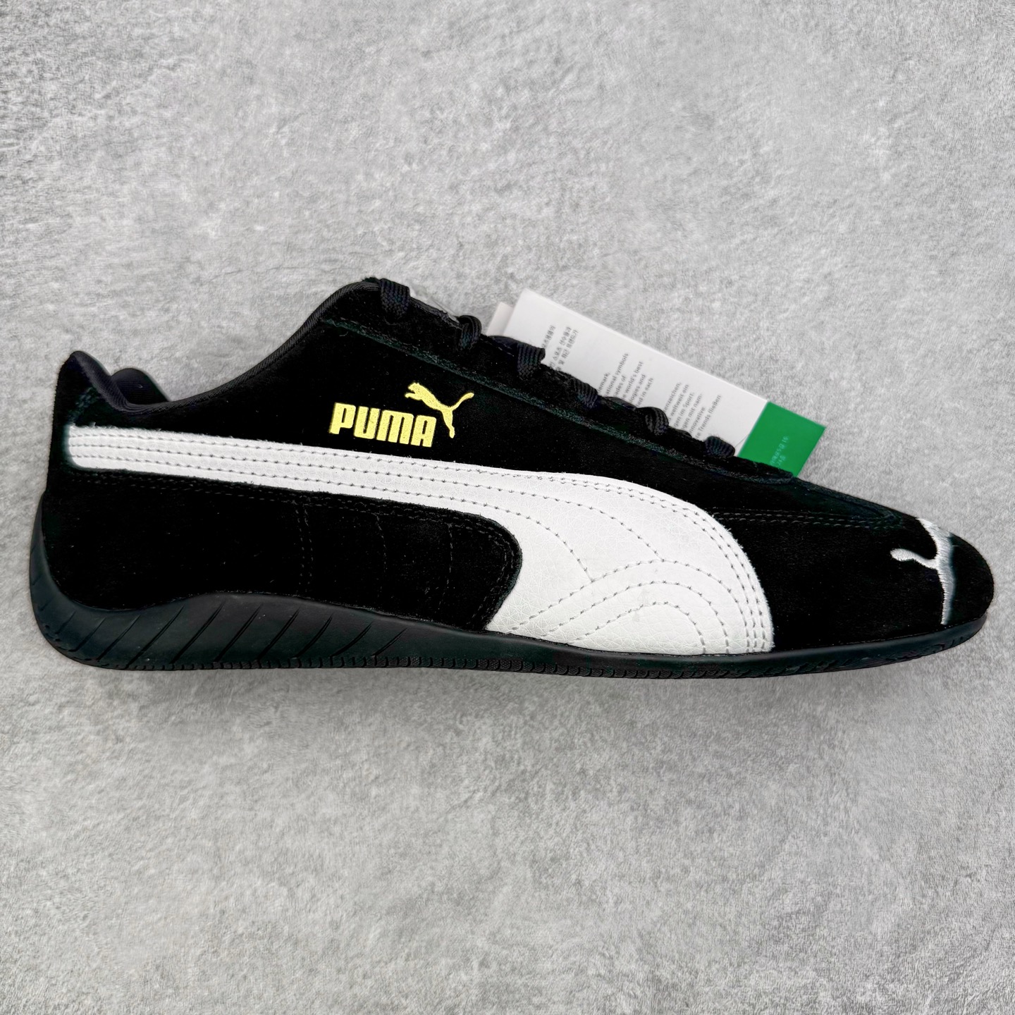 ＃KZ纯原 PUMA Speedca OG 彪马极速赛车系列低帮德训风拼接复古百搭休闲运动赛车鞋 口碑大厂出品 品控大底版型不断改良更新 全套原纸板楦头开发 确保原汁原味 完美呈现版型 一比一鞋头弧度高度鞋身弧度 独家私模原厂航空铝磨具打磨大底 鞋头坡度极致还原 无解鞋型 原盒原配 圈内天花板工艺 原厂玻璃冲刀 超高清洁度 全鞋零毛边皮料切割 原厂中底布 鞋款从80、90年代赛车手所穿的防火赛车鞋为原型，鞋身线条模仿了赛车的流线廓形，体现了空气动力学原理的结构。简约流畅的外观，恰好又和贯穿其中的Formstrip Logo融合恰到好处，视觉上细节丰富且协调。本次Speedcat OG鞋款归来，最大看点自然式保留了窄版鞋型以及薄底构造。这两年各品牌鞋底越做越厚，Speedcat反其道而行之，上脚几乎无鞋底的效果带来耳目一新的视觉体验。鞋面依旧是以质感细腻的麂皮材质打造，并且大面积近乎全包裹的使用，复古味道也愈发浓烈。配色上更是将最原始的黑色和红色带回，向F1赛车队的标志性队服致敬。相信让各位一眼种草的更多是出挑的大红色，上脚即可瞬间点亮整体造型，在以球鞋为核心的OOTD中脱颖而出。而另一款黑色则是低调的万金油，彰显新潮个性的同时又不喧宾夺主，也是热爱简约系穿搭朋友的首选。 尺码：35.5 36 37 37.5 38 38.5 39 40 40.5 41 42 42.5 43 44 44.5 45 46-选品中心