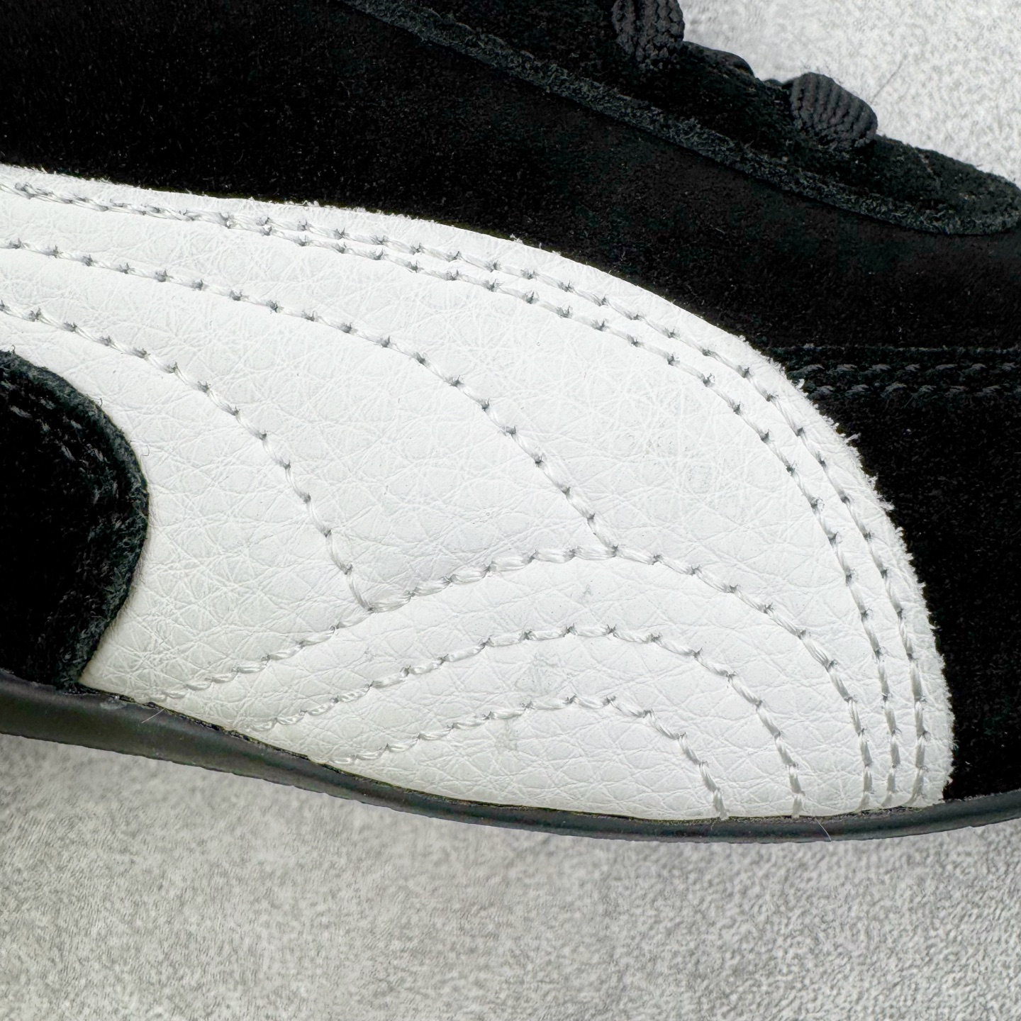 图片[13]-＃KZ纯原 PUMA Speedca OG 彪马极速赛车系列低帮德训风拼接复古百搭休闲运动赛车鞋 口碑大厂出品 品控大底版型不断改良更新 全套原纸板楦头开发 确保原汁原味 完美呈现版型 一比一鞋头弧度高度鞋身弧度 独家私模原厂航空铝磨具打磨大底 鞋头坡度极致还原 无解鞋型 原盒原配 圈内天花板工艺 原厂玻璃冲刀 超高清洁度 全鞋零毛边皮料切割 原厂中底布 鞋款从80、90年代赛车手所穿的防火赛车鞋为原型，鞋身线条模仿了赛车的流线廓形，体现了空气动力学原理的结构。简约流畅的外观，恰好又和贯穿其中的Formstrip Logo融合恰到好处，视觉上细节丰富且协调。本次Speedcat OG鞋款归来，最大看点自然式保留了窄版鞋型以及薄底构造。这两年各品牌鞋底越做越厚，Speedcat反其道而行之，上脚几乎无鞋底的效果带来耳目一新的视觉体验。鞋面依旧是以质感细腻的麂皮材质打造，并且大面积近乎全包裹的使用，复古味道也愈发浓烈。配色上更是将最原始的黑色和红色带回，向F1赛车队的标志性队服致敬。相信让各位一眼种草的更多是出挑的大红色，上脚即可瞬间点亮整体造型，在以球鞋为核心的OOTD中脱颖而出。而另一款黑色则是低调的万金油，彰显新潮个性的同时又不喧宾夺主，也是热爱简约系穿搭朋友的首选。 尺码：35.5 36 37 37.5 38 38.5 39 40 40.5 41 42 42.5 43 44 44.5 45 46-选品中心