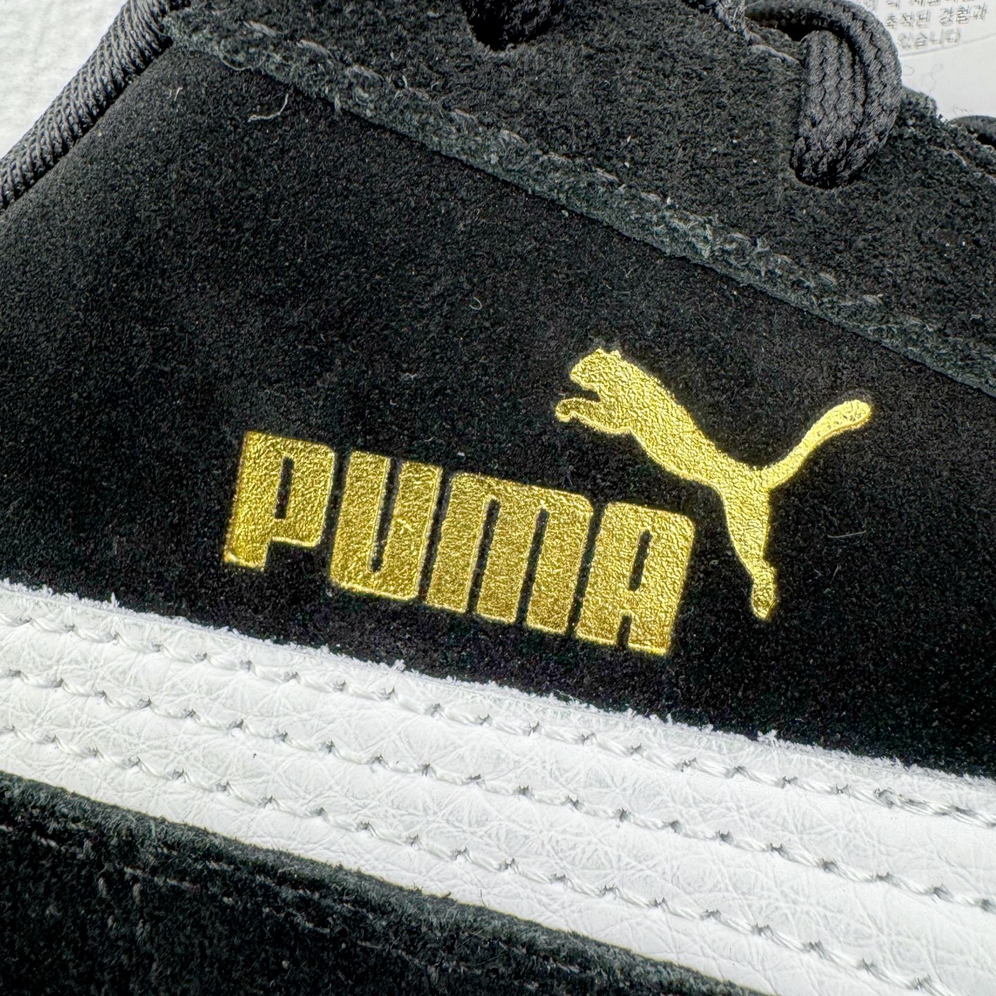 图片[12]-＃KZ纯原 PUMA Speedca OG 彪马极速赛车系列低帮德训风拼接复古百搭休闲运动赛车鞋 口碑大厂出品 品控大底版型不断改良更新 全套原纸板楦头开发 确保原汁原味 完美呈现版型 一比一鞋头弧度高度鞋身弧度 独家私模原厂航空铝磨具打磨大底 鞋头坡度极致还原 无解鞋型 原盒原配 圈内天花板工艺 原厂玻璃冲刀 超高清洁度 全鞋零毛边皮料切割 原厂中底布 鞋款从80、90年代赛车手所穿的防火赛车鞋为原型，鞋身线条模仿了赛车的流线廓形，体现了空气动力学原理的结构。简约流畅的外观，恰好又和贯穿其中的Formstrip Logo融合恰到好处，视觉上细节丰富且协调。本次Speedcat OG鞋款归来，最大看点自然式保留了窄版鞋型以及薄底构造。这两年各品牌鞋底越做越厚，Speedcat反其道而行之，上脚几乎无鞋底的效果带来耳目一新的视觉体验。鞋面依旧是以质感细腻的麂皮材质打造，并且大面积近乎全包裹的使用，复古味道也愈发浓烈。配色上更是将最原始的黑色和红色带回，向F1赛车队的标志性队服致敬。相信让各位一眼种草的更多是出挑的大红色，上脚即可瞬间点亮整体造型，在以球鞋为核心的OOTD中脱颖而出。而另一款黑色则是低调的万金油，彰显新潮个性的同时又不喧宾夺主，也是热爱简约系穿搭朋友的首选。 尺码：35.5 36 37 37.5 38 38.5 39 40 40.5 41 42 42.5 43 44 44.5 45 46-选品中心