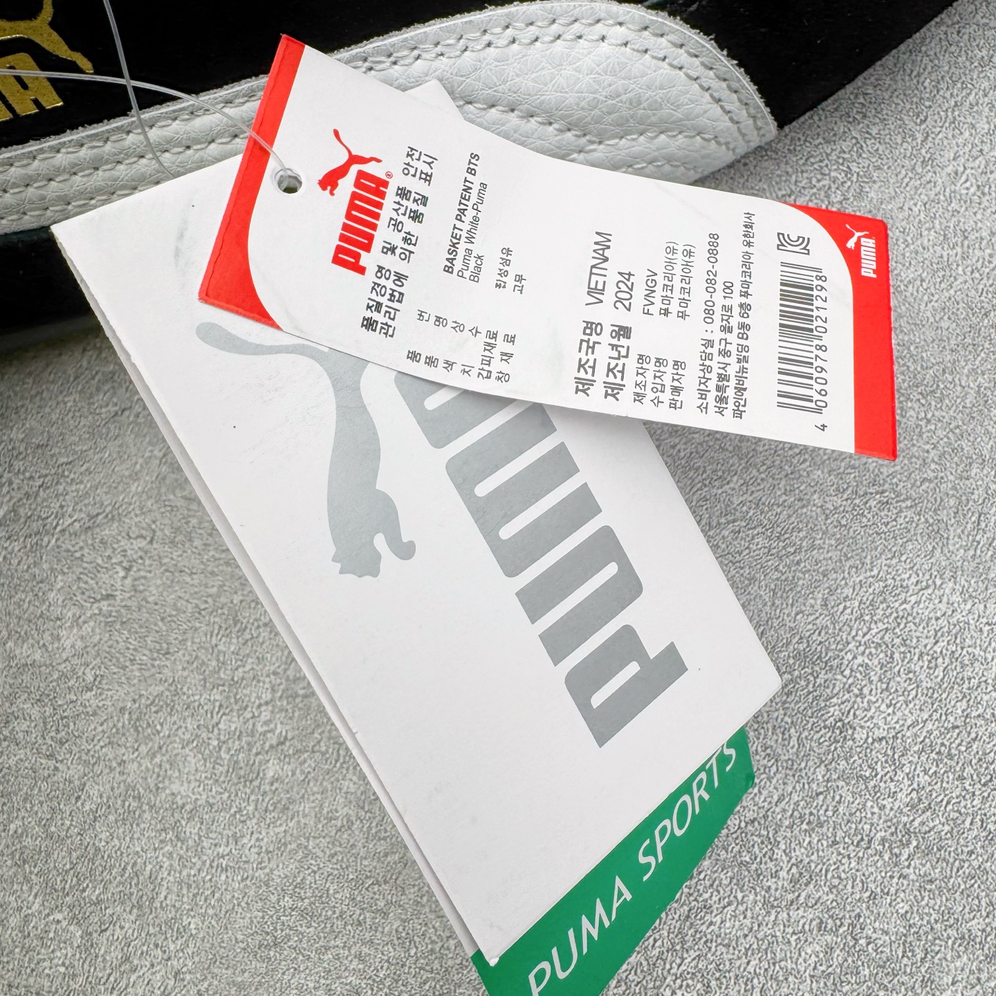 图片[16]-＃KZ纯原 PUMA Speedca OG 彪马极速赛车系列低帮德训风拼接复古百搭休闲运动赛车鞋 口碑大厂出品 品控大底版型不断改良更新 全套原纸板楦头开发 确保原汁原味 完美呈现版型 一比一鞋头弧度高度鞋身弧度 独家私模原厂航空铝磨具打磨大底 鞋头坡度极致还原 无解鞋型 原盒原配 圈内天花板工艺 原厂玻璃冲刀 超高清洁度 全鞋零毛边皮料切割 原厂中底布 鞋款从80、90年代赛车手所穿的防火赛车鞋为原型，鞋身线条模仿了赛车的流线廓形，体现了空气动力学原理的结构。简约流畅的外观，恰好又和贯穿其中的Formstrip Logo融合恰到好处，视觉上细节丰富且协调。本次Speedcat OG鞋款归来，最大看点自然式保留了窄版鞋型以及薄底构造。这两年各品牌鞋底越做越厚，Speedcat反其道而行之，上脚几乎无鞋底的效果带来耳目一新的视觉体验。鞋面依旧是以质感细腻的麂皮材质打造，并且大面积近乎全包裹的使用，复古味道也愈发浓烈。配色上更是将最原始的黑色和红色带回，向F1赛车队的标志性队服致敬。相信让各位一眼种草的更多是出挑的大红色，上脚即可瞬间点亮整体造型，在以球鞋为核心的OOTD中脱颖而出。而另一款黑色则是低调的万金油，彰显新潮个性的同时又不喧宾夺主，也是热爱简约系穿搭朋友的首选。 尺码：35.5 36 37 37.5 38 38.5 39 40 40.5 41 42 42.5 43 44 44.5 45 46-选品中心