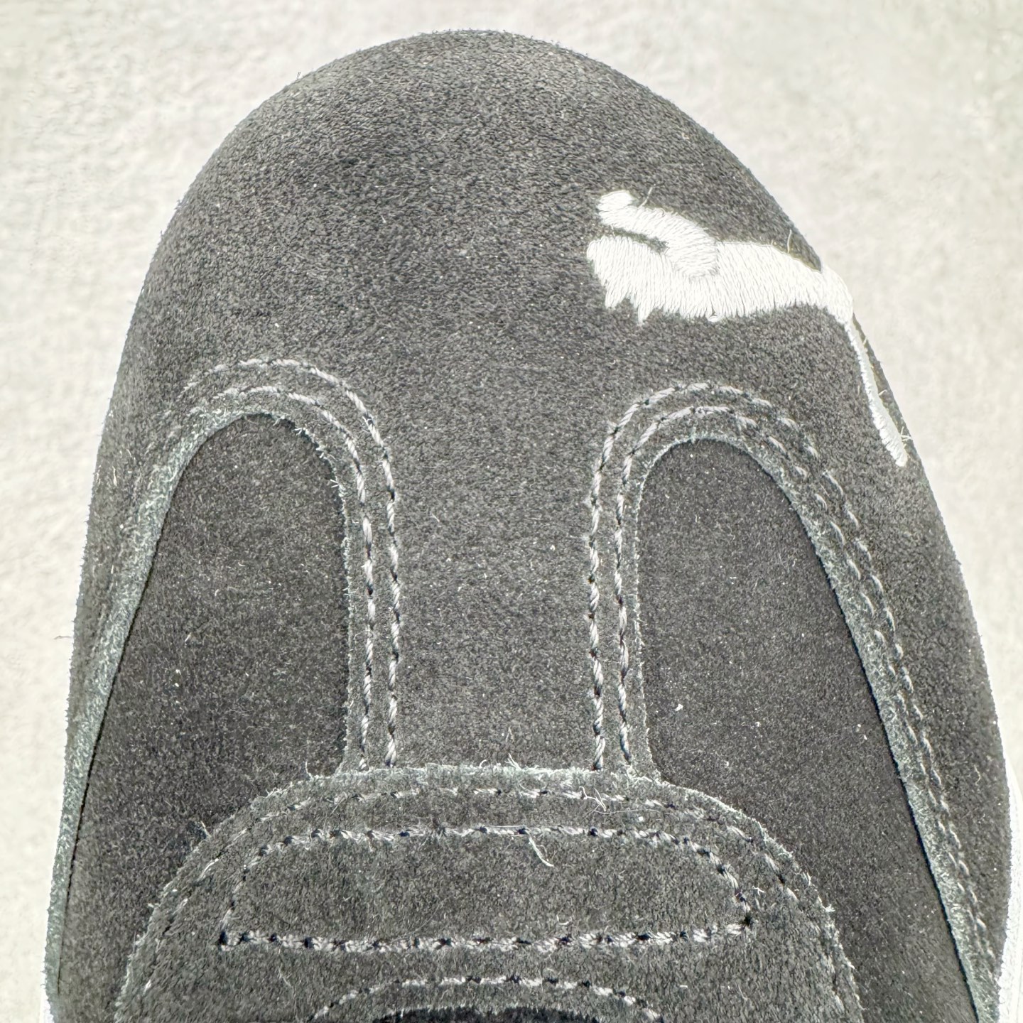 图片[10]-＃KZ纯原 PUMA Speedca OG 彪马极速赛车系列低帮德训风拼接复古百搭休闲运动赛车鞋 口碑大厂出品 品控大底版型不断改良更新 全套原纸板楦头开发 确保原汁原味 完美呈现版型 一比一鞋头弧度高度鞋身弧度 独家私模原厂航空铝磨具打磨大底 鞋头坡度极致还原 无解鞋型 原盒原配 圈内天花板工艺 原厂玻璃冲刀 超高清洁度 全鞋零毛边皮料切割 原厂中底布 鞋款从80、90年代赛车手所穿的防火赛车鞋为原型，鞋身线条模仿了赛车的流线廓形，体现了空气动力学原理的结构。简约流畅的外观，恰好又和贯穿其中的Formstrip Logo融合恰到好处，视觉上细节丰富且协调。本次Speedcat OG鞋款归来，最大看点自然式保留了窄版鞋型以及薄底构造。这两年各品牌鞋底越做越厚，Speedcat反其道而行之，上脚几乎无鞋底的效果带来耳目一新的视觉体验。鞋面依旧是以质感细腻的麂皮材质打造，并且大面积近乎全包裹的使用，复古味道也愈发浓烈。配色上更是将最原始的黑色和红色带回，向F1赛车队的标志性队服致敬。相信让各位一眼种草的更多是出挑的大红色，上脚即可瞬间点亮整体造型，在以球鞋为核心的OOTD中脱颖而出。而另一款黑色则是低调的万金油，彰显新潮个性的同时又不喧宾夺主，也是热爱简约系穿搭朋友的首选。 尺码：35.5 36 37 37.5 38 38.5 39 40 40.5 41 42 42.5 43 44 44.5 45 46-选品中心