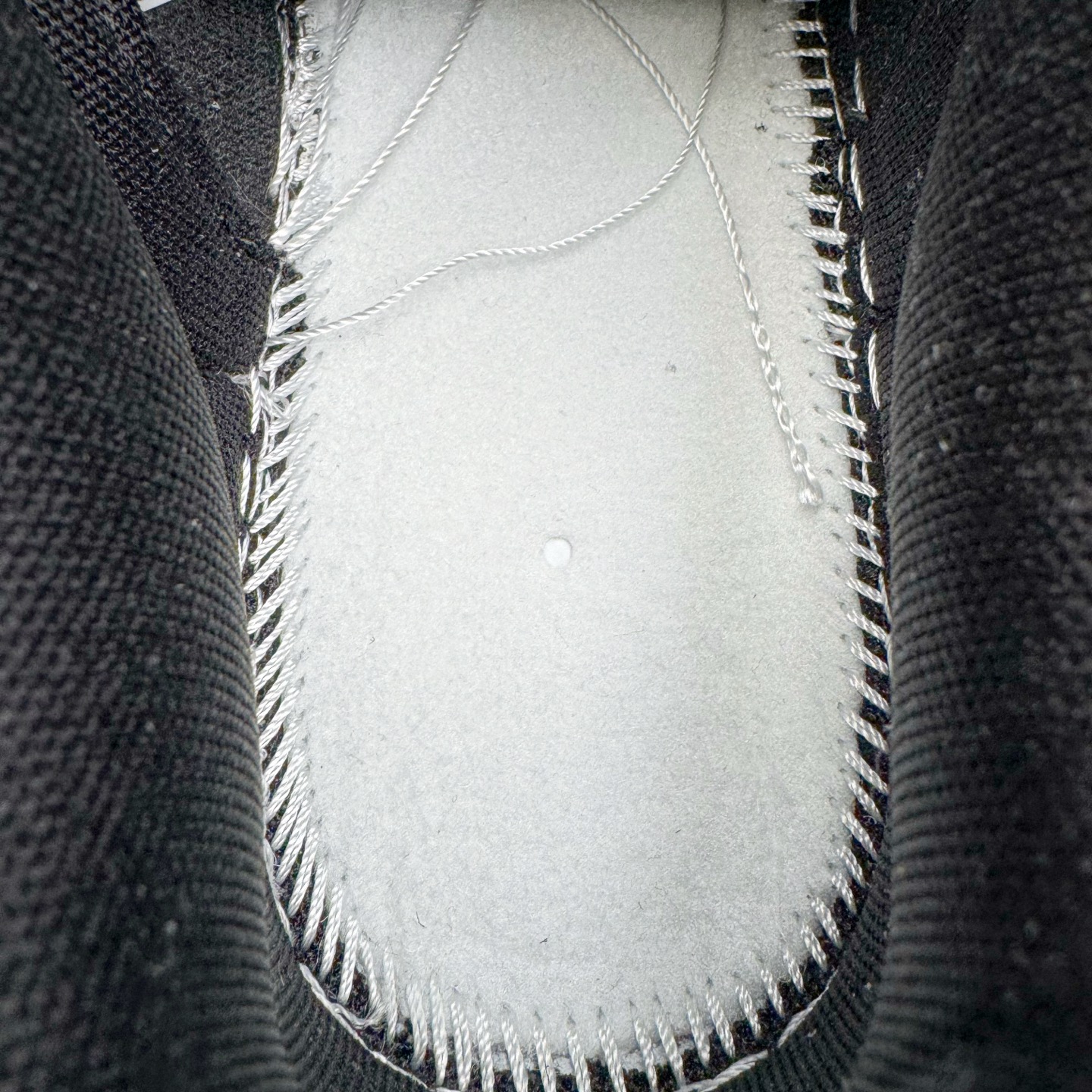 图片[10]-＃YC纯原 NK Dunk Low 银绽 DD1391-100 银霜为序，玫瑰为诗，当低调的白，邂逅泼墨般的银灰，仿佛寒夜凝结的霜华在鞋面悄然绽放，在光影流转间暗藏层次，呼应「银绽」之名。粗绳鞋带束起利落轮廓，侧身的黑色玫瑰，以暗纹刺绣悄然盛放，注入一抹不羁的浪漫基因。定制系列天花板 无原鞋不开发 全系列得物原鞋一比一校对开发 配色持续更新中 终端对接 优势输出 全套原厂楦头原纸板数据档案倾力打造 原汁原味莞产 极致还原 圈内最强针车工艺 高端零售指定版 广东原厂配套原盒原标 鞋盒分三个尺码段 原厂冲刀 超高清洁度 全鞋零毛边皮料切割 采用原厂百宏鞋带以及原厂百宏织唛舌标 内标可供原厂几率过验 进口原装条纹中底布 四线拉帮白色点胶 原厂拉帮手法遵循公司 原厂电绣 极致还原 SIZE 40 40.5 41 42 42.5 43 44 44.5 45 46-选品中心