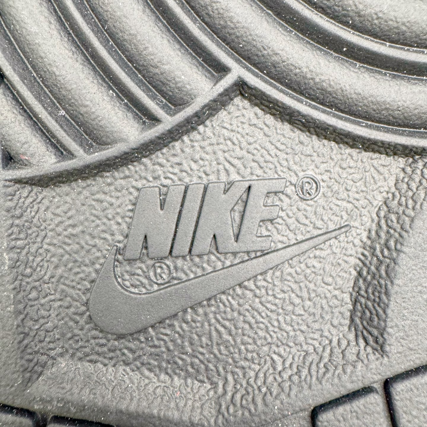 图片[18]-＃YC纯原 NK Dunk Low 银绽 DD1391-100 银霜为序，玫瑰为诗，当低调的白，邂逅泼墨般的银灰，仿佛寒夜凝结的霜华在鞋面悄然绽放，在光影流转间暗藏层次，呼应「银绽」之名。粗绳鞋带束起利落轮廓，侧身的黑色玫瑰，以暗纹刺绣悄然盛放，注入一抹不羁的浪漫基因。定制系列天花板 无原鞋不开发 全系列得物原鞋一比一校对开发 配色持续更新中 终端对接 优势输出 全套原厂楦头原纸板数据档案倾力打造 原汁原味莞产 极致还原 圈内最强针车工艺 高端零售指定版 广东原厂配套原盒原标 鞋盒分三个尺码段 原厂冲刀 超高清洁度 全鞋零毛边皮料切割 采用原厂百宏鞋带以及原厂百宏织唛舌标 内标可供原厂几率过验 进口原装条纹中底布 四线拉帮白色点胶 原厂拉帮手法遵循公司 原厂电绣 极致还原 SIZE 40 40.5 41 42 42.5 43 44 44.5 45 46-选品中心