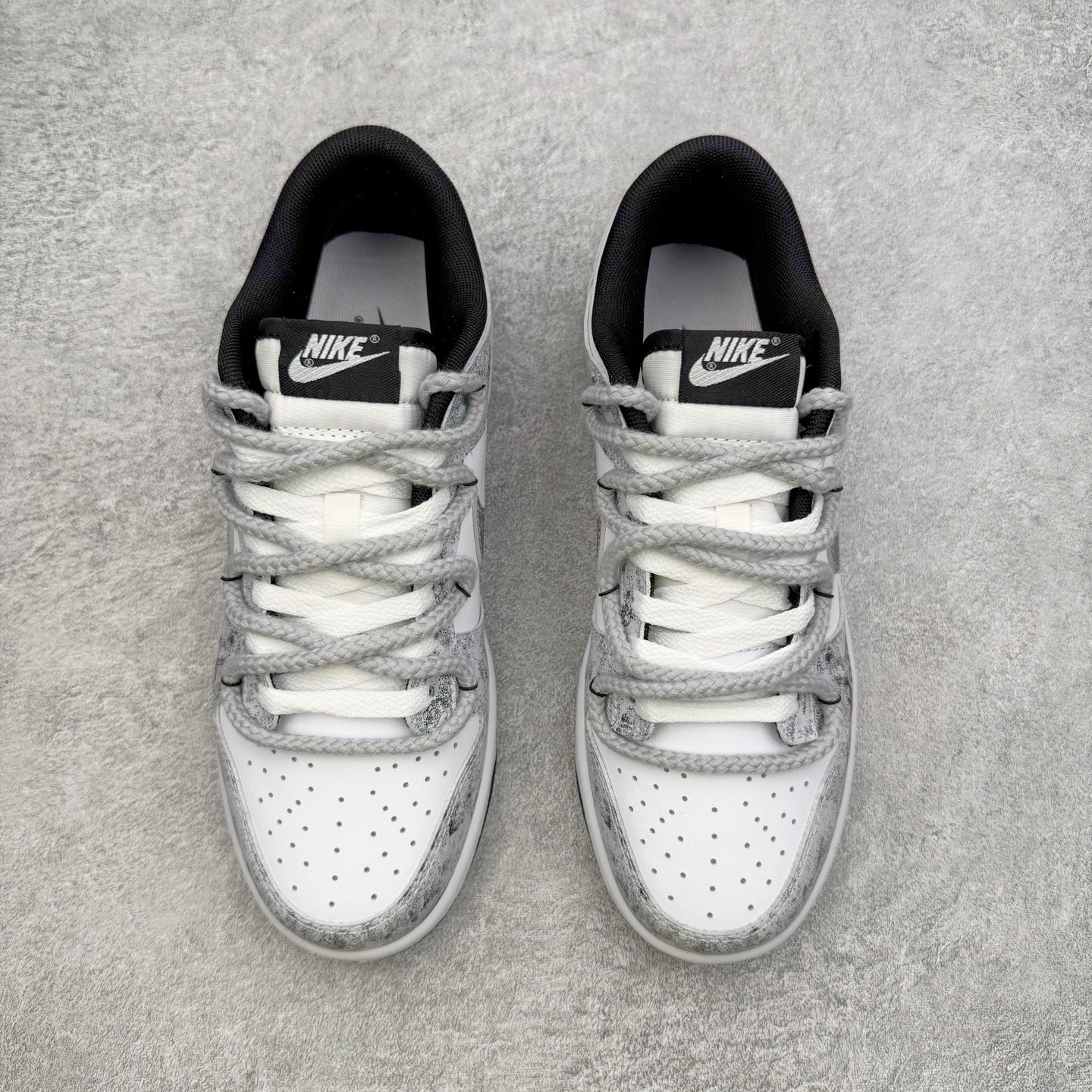 图片[2]-＃YC纯原 NK Dunk Low 银绽 DD1391-100 银霜为序，玫瑰为诗，当低调的白，邂逅泼墨般的银灰，仿佛寒夜凝结的霜华在鞋面悄然绽放，在光影流转间暗藏层次，呼应「银绽」之名。粗绳鞋带束起利落轮廓，侧身的黑色玫瑰，以暗纹刺绣悄然盛放，注入一抹不羁的浪漫基因。定制系列天花板 无原鞋不开发 全系列得物原鞋一比一校对开发 配色持续更新中 终端对接 优势输出 全套原厂楦头原纸板数据档案倾力打造 原汁原味莞产 极致还原 圈内最强针车工艺 高端零售指定版 广东原厂配套原盒原标 鞋盒分三个尺码段 原厂冲刀 超高清洁度 全鞋零毛边皮料切割 采用原厂百宏鞋带以及原厂百宏织唛舌标 内标可供原厂几率过验 进口原装条纹中底布 四线拉帮白色点胶 原厂拉帮手法遵循公司 原厂电绣 极致还原 SIZE 40 40.5 41 42 42.5 43 44 44.5 45 46-选品中心