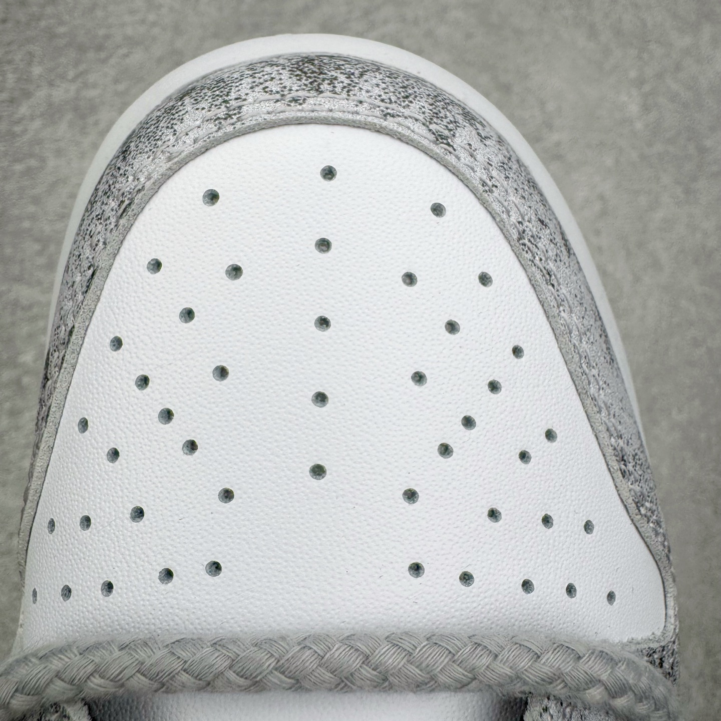 图片[14]-＃YC纯原 NK Dunk Low 银绽 DD1391-100 银霜为序，玫瑰为诗，当低调的白，邂逅泼墨般的银灰，仿佛寒夜凝结的霜华在鞋面悄然绽放，在光影流转间暗藏层次，呼应「银绽」之名。粗绳鞋带束起利落轮廓，侧身的黑色玫瑰，以暗纹刺绣悄然盛放，注入一抹不羁的浪漫基因。定制系列天花板 无原鞋不开发 全系列得物原鞋一比一校对开发 配色持续更新中 终端对接 优势输出 全套原厂楦头原纸板数据档案倾力打造 原汁原味莞产 极致还原 圈内最强针车工艺 高端零售指定版 广东原厂配套原盒原标 鞋盒分三个尺码段 原厂冲刀 超高清洁度 全鞋零毛边皮料切割 采用原厂百宏鞋带以及原厂百宏织唛舌标 内标可供原厂几率过验 进口原装条纹中底布 四线拉帮白色点胶 原厂拉帮手法遵循公司 原厂电绣 极致还原 SIZE 40 40.5 41 42 42.5 43 44 44.5 45 46-选品中心