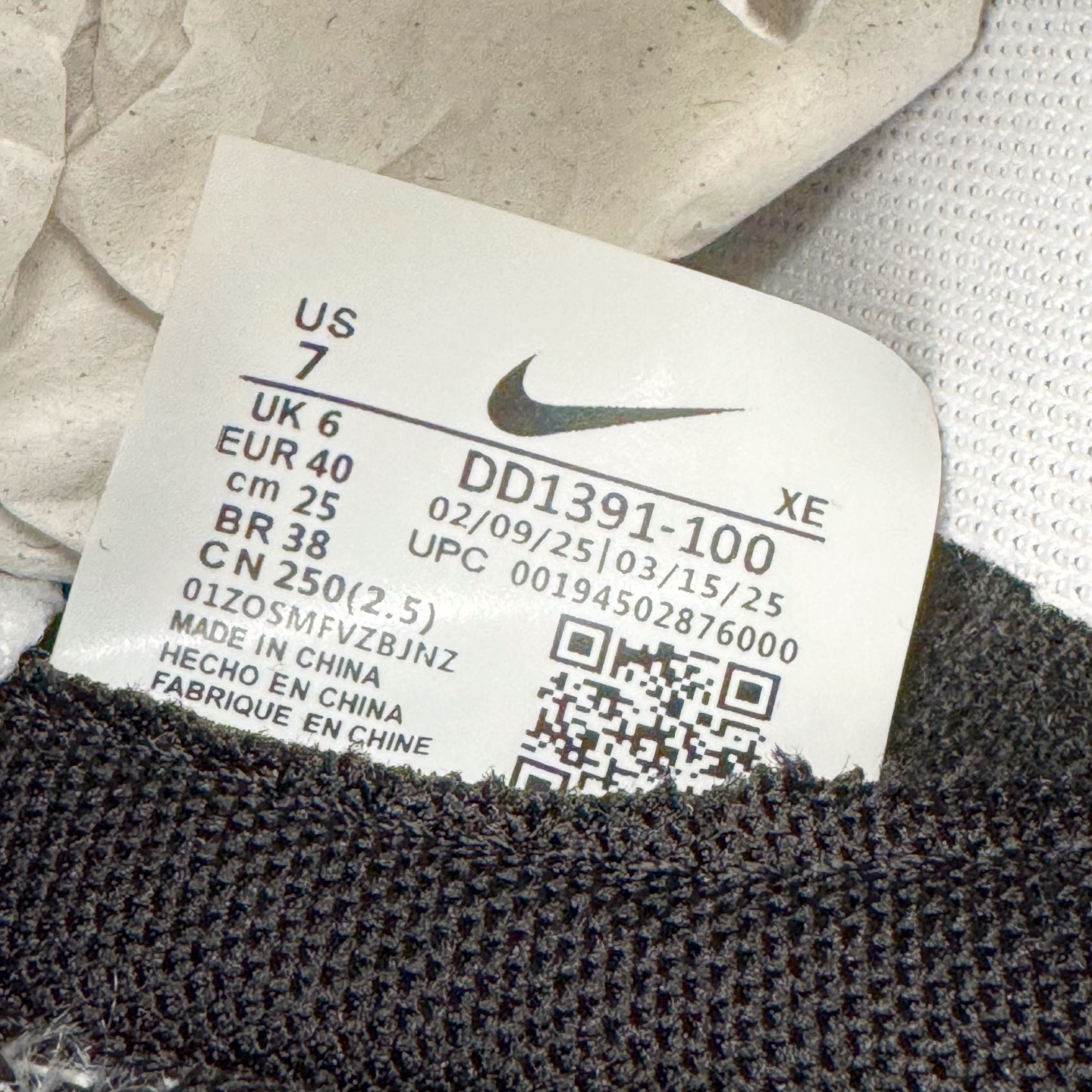 图片[12]-＃YC纯原 NK Dunk Low 银绽 DD1391-100 银霜为序，玫瑰为诗，当低调的白，邂逅泼墨般的银灰，仿佛寒夜凝结的霜华在鞋面悄然绽放，在光影流转间暗藏层次，呼应「银绽」之名。粗绳鞋带束起利落轮廓，侧身的黑色玫瑰，以暗纹刺绣悄然盛放，注入一抹不羁的浪漫基因。定制系列天花板 无原鞋不开发 全系列得物原鞋一比一校对开发 配色持续更新中 终端对接 优势输出 全套原厂楦头原纸板数据档案倾力打造 原汁原味莞产 极致还原 圈内最强针车工艺 高端零售指定版 广东原厂配套原盒原标 鞋盒分三个尺码段 原厂冲刀 超高清洁度 全鞋零毛边皮料切割 采用原厂百宏鞋带以及原厂百宏织唛舌标 内标可供原厂几率过验 进口原装条纹中底布 四线拉帮白色点胶 原厂拉帮手法遵循公司 原厂电绣 极致还原 SIZE 40 40.5 41 42 42.5 43 44 44.5 45 46-选品中心