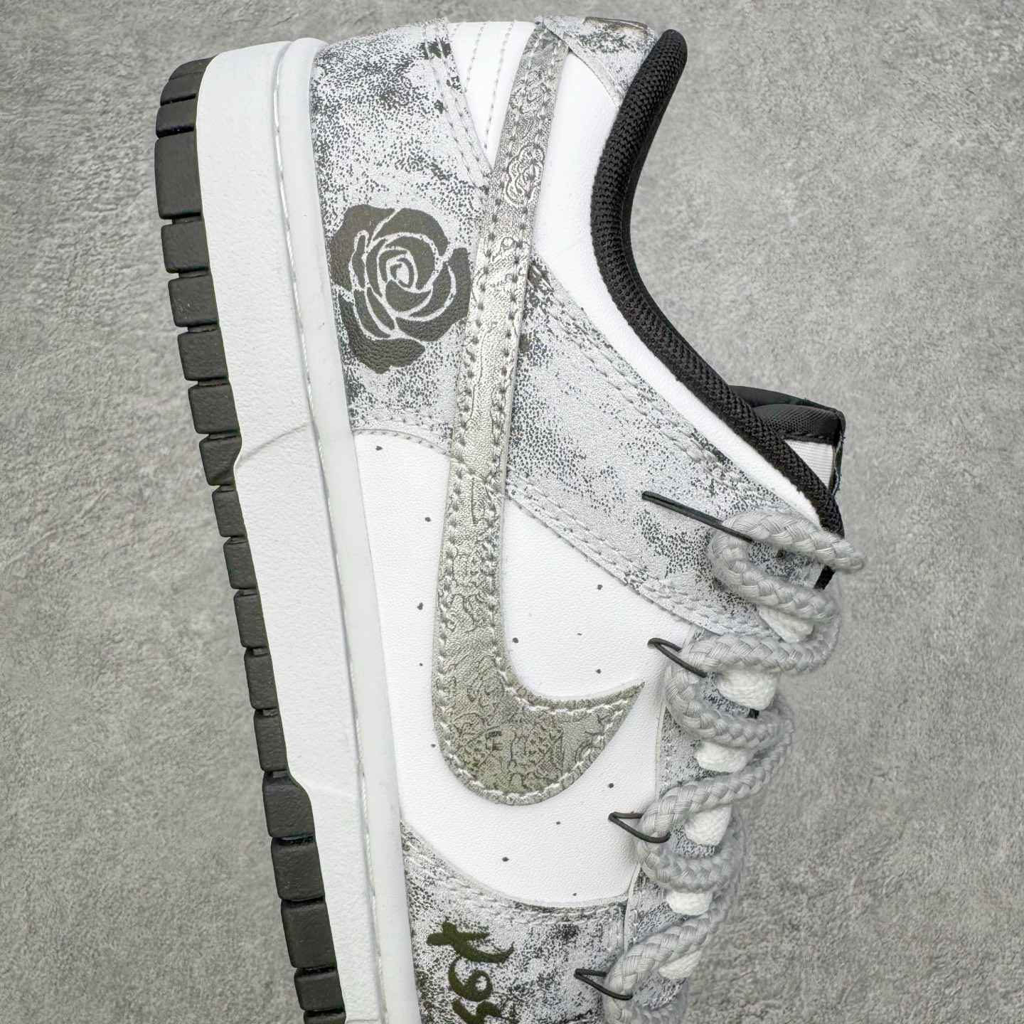 图片[6]-＃YC纯原 NK Dunk Low 银绽 DD1391-100 银霜为序，玫瑰为诗，当低调的白，邂逅泼墨般的银灰，仿佛寒夜凝结的霜华在鞋面悄然绽放，在光影流转间暗藏层次，呼应「银绽」之名。粗绳鞋带束起利落轮廓，侧身的黑色玫瑰，以暗纹刺绣悄然盛放，注入一抹不羁的浪漫基因。定制系列天花板 无原鞋不开发 全系列得物原鞋一比一校对开发 配色持续更新中 终端对接 优势输出 全套原厂楦头原纸板数据档案倾力打造 原汁原味莞产 极致还原 圈内最强针车工艺 高端零售指定版 广东原厂配套原盒原标 鞋盒分三个尺码段 原厂冲刀 超高清洁度 全鞋零毛边皮料切割 采用原厂百宏鞋带以及原厂百宏织唛舌标 内标可供原厂几率过验 进口原装条纹中底布 四线拉帮白色点胶 原厂拉帮手法遵循公司 原厂电绣 极致还原 SIZE 40 40.5 41 42 42.5 43 44 44.5 45 46-选品中心