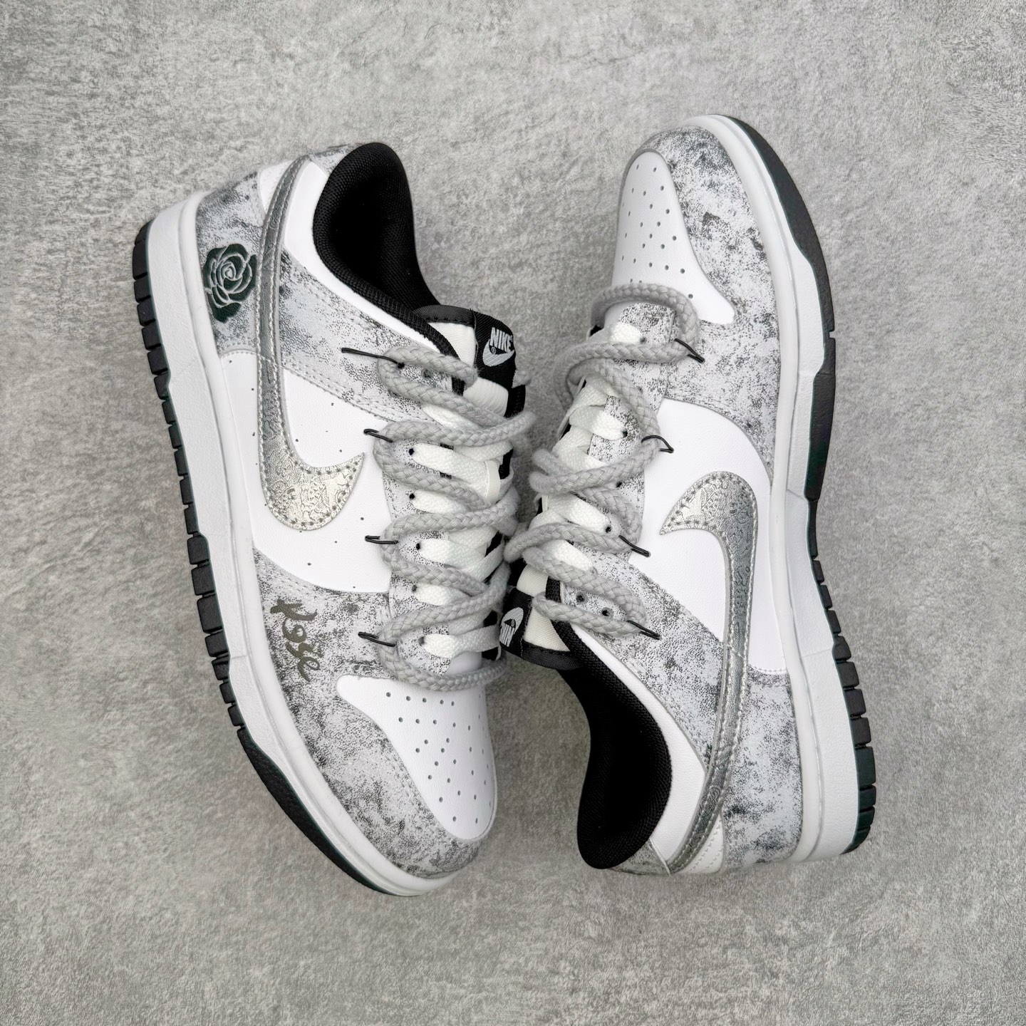 图片[3]-＃YC纯原 NK Dunk Low 银绽 DD1391-100 银霜为序，玫瑰为诗，当低调的白，邂逅泼墨般的银灰，仿佛寒夜凝结的霜华在鞋面悄然绽放，在光影流转间暗藏层次，呼应「银绽」之名。粗绳鞋带束起利落轮廓，侧身的黑色玫瑰，以暗纹刺绣悄然盛放，注入一抹不羁的浪漫基因。定制系列天花板 无原鞋不开发 全系列得物原鞋一比一校对开发 配色持续更新中 终端对接 优势输出 全套原厂楦头原纸板数据档案倾力打造 原汁原味莞产 极致还原 圈内最强针车工艺 高端零售指定版 广东原厂配套原盒原标 鞋盒分三个尺码段 原厂冲刀 超高清洁度 全鞋零毛边皮料切割 采用原厂百宏鞋带以及原厂百宏织唛舌标 内标可供原厂几率过验 进口原装条纹中底布 四线拉帮白色点胶 原厂拉帮手法遵循公司 原厂电绣 极致还原 SIZE 40 40.5 41 42 42.5 43 44 44.5 45 46-选品中心