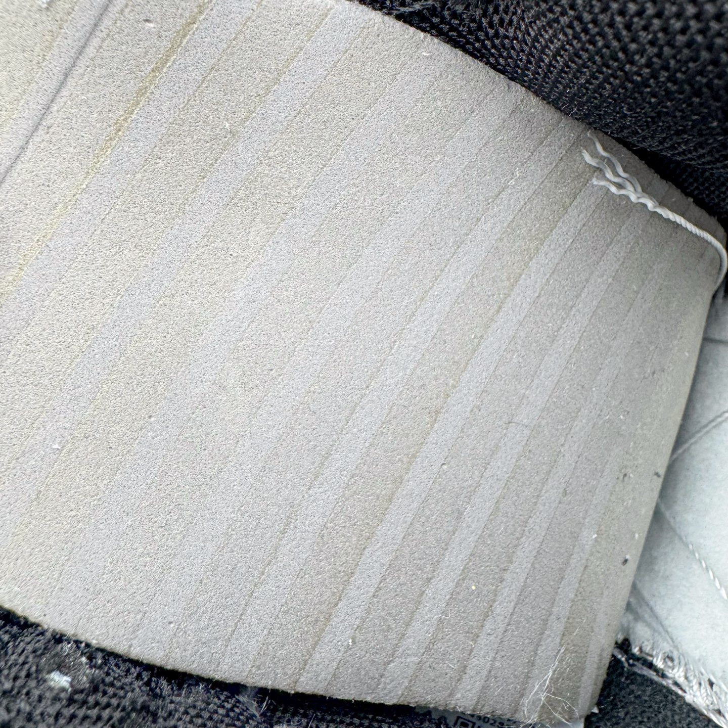 图片[11]-＃YC纯原 NK Dunk Low 银绽 DD1391-100 银霜为序，玫瑰为诗，当低调的白，邂逅泼墨般的银灰，仿佛寒夜凝结的霜华在鞋面悄然绽放，在光影流转间暗藏层次，呼应「银绽」之名。粗绳鞋带束起利落轮廓，侧身的黑色玫瑰，以暗纹刺绣悄然盛放，注入一抹不羁的浪漫基因。定制系列天花板 无原鞋不开发 全系列得物原鞋一比一校对开发 配色持续更新中 终端对接 优势输出 全套原厂楦头原纸板数据档案倾力打造 原汁原味莞产 极致还原 圈内最强针车工艺 高端零售指定版 广东原厂配套原盒原标 鞋盒分三个尺码段 原厂冲刀 超高清洁度 全鞋零毛边皮料切割 采用原厂百宏鞋带以及原厂百宏织唛舌标 内标可供原厂几率过验 进口原装条纹中底布 四线拉帮白色点胶 原厂拉帮手法遵循公司 原厂电绣 极致还原 SIZE 40 40.5 41 42 42.5 43 44 44.5 45 46-选品中心