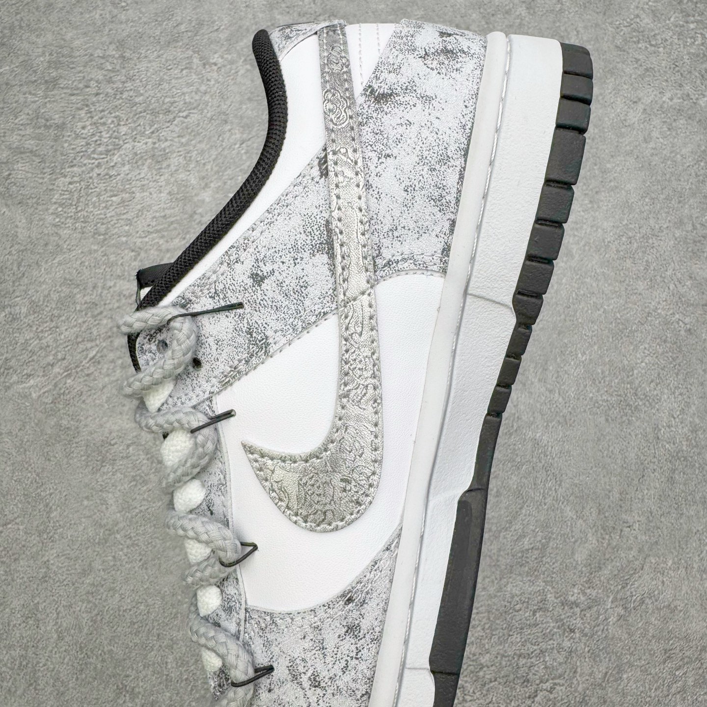 图片[7]-＃YC纯原 NK Dunk Low 银绽 DD1391-100 银霜为序，玫瑰为诗，当低调的白，邂逅泼墨般的银灰，仿佛寒夜凝结的霜华在鞋面悄然绽放，在光影流转间暗藏层次，呼应「银绽」之名。粗绳鞋带束起利落轮廓，侧身的黑色玫瑰，以暗纹刺绣悄然盛放，注入一抹不羁的浪漫基因。定制系列天花板 无原鞋不开发 全系列得物原鞋一比一校对开发 配色持续更新中 终端对接 优势输出 全套原厂楦头原纸板数据档案倾力打造 原汁原味莞产 极致还原 圈内最强针车工艺 高端零售指定版 广东原厂配套原盒原标 鞋盒分三个尺码段 原厂冲刀 超高清洁度 全鞋零毛边皮料切割 采用原厂百宏鞋带以及原厂百宏织唛舌标 内标可供原厂几率过验 进口原装条纹中底布 四线拉帮白色点胶 原厂拉帮手法遵循公司 原厂电绣 极致还原 SIZE 40 40.5 41 42 42.5 43 44 44.5 45 46-选品中心