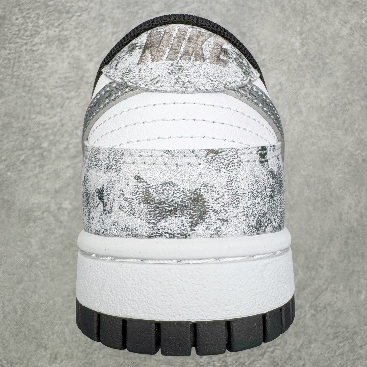 图片[8]-＃YC纯原 NK Dunk Low 银绽 DD1391-100 银霜为序，玫瑰为诗，当低调的白，邂逅泼墨般的银灰，仿佛寒夜凝结的霜华在鞋面悄然绽放，在光影流转间暗藏层次，呼应「银绽」之名。粗绳鞋带束起利落轮廓，侧身的黑色玫瑰，以暗纹刺绣悄然盛放，注入一抹不羁的浪漫基因。定制系列天花板 无原鞋不开发 全系列得物原鞋一比一校对开发 配色持续更新中 终端对接 优势输出 全套原厂楦头原纸板数据档案倾力打造 原汁原味莞产 极致还原 圈内最强针车工艺 高端零售指定版 广东原厂配套原盒原标 鞋盒分三个尺码段 原厂冲刀 超高清洁度 全鞋零毛边皮料切割 采用原厂百宏鞋带以及原厂百宏织唛舌标 内标可供原厂几率过验 进口原装条纹中底布 四线拉帮白色点胶 原厂拉帮手法遵循公司 原厂电绣 极致还原 SIZE 40 40.5 41 42 42.5 43 44 44.5 45 46-选品中心