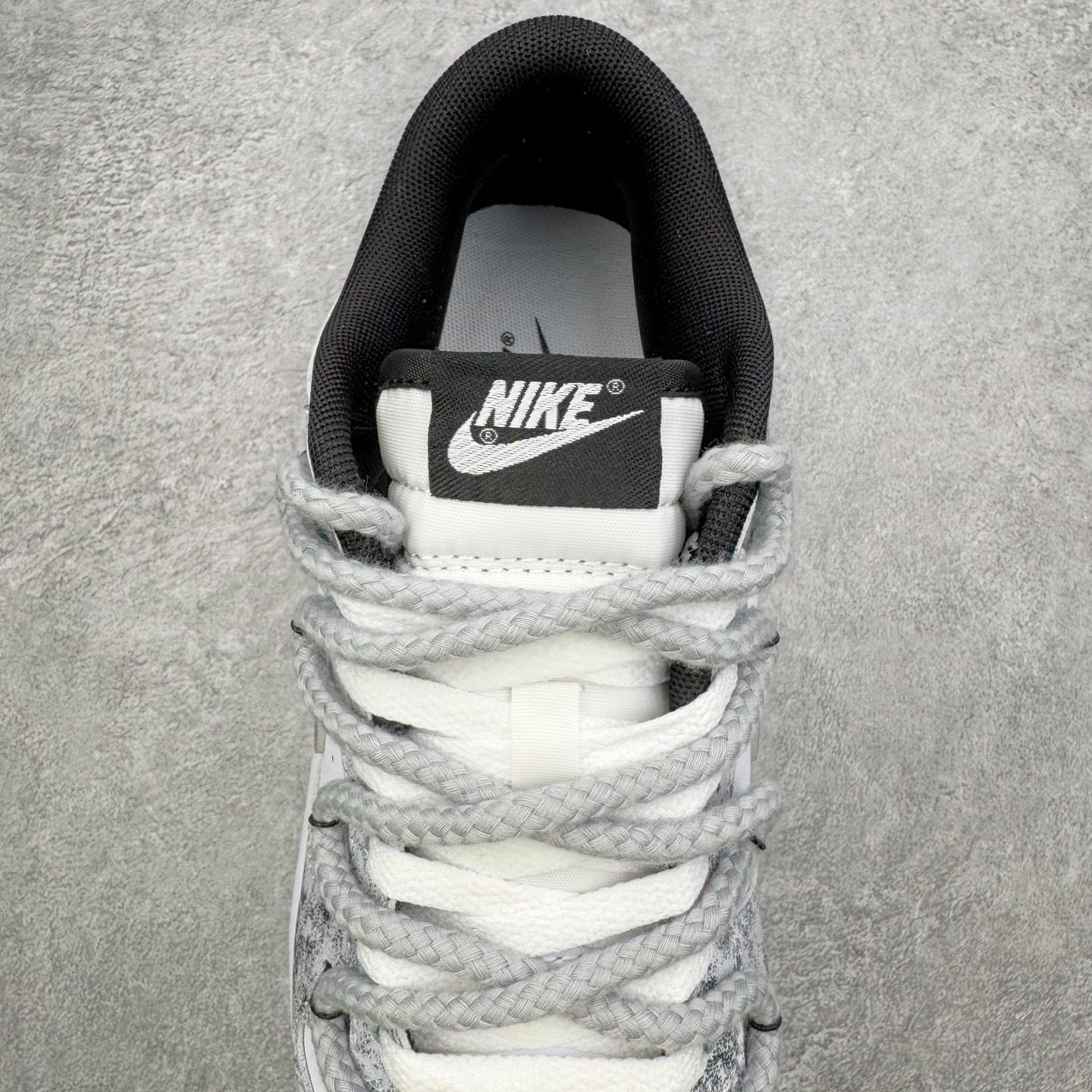 图片[5]-＃YC纯原 NK Dunk Low 银绽 DD1391-100 银霜为序，玫瑰为诗，当低调的白，邂逅泼墨般的银灰，仿佛寒夜凝结的霜华在鞋面悄然绽放，在光影流转间暗藏层次，呼应「银绽」之名。粗绳鞋带束起利落轮廓，侧身的黑色玫瑰，以暗纹刺绣悄然盛放，注入一抹不羁的浪漫基因。定制系列天花板 无原鞋不开发 全系列得物原鞋一比一校对开发 配色持续更新中 终端对接 优势输出 全套原厂楦头原纸板数据档案倾力打造 原汁原味莞产 极致还原 圈内最强针车工艺 高端零售指定版 广东原厂配套原盒原标 鞋盒分三个尺码段 原厂冲刀 超高清洁度 全鞋零毛边皮料切割 采用原厂百宏鞋带以及原厂百宏织唛舌标 内标可供原厂几率过验 进口原装条纹中底布 四线拉帮白色点胶 原厂拉帮手法遵循公司 原厂电绣 极致还原 SIZE 40 40.5 41 42 42.5 43 44 44.5 45 46-选品中心