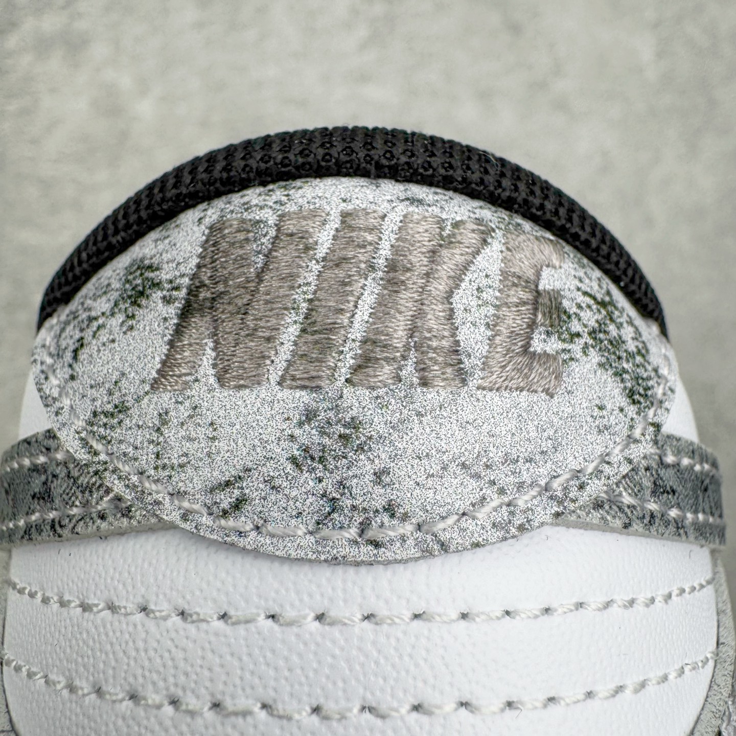 图片[19]-＃YC纯原 NK Dunk Low 银绽 DD1391-100 银霜为序，玫瑰为诗，当低调的白，邂逅泼墨般的银灰，仿佛寒夜凝结的霜华在鞋面悄然绽放，在光影流转间暗藏层次，呼应「银绽」之名。粗绳鞋带束起利落轮廓，侧身的黑色玫瑰，以暗纹刺绣悄然盛放，注入一抹不羁的浪漫基因。定制系列天花板 无原鞋不开发 全系列得物原鞋一比一校对开发 配色持续更新中 终端对接 优势输出 全套原厂楦头原纸板数据档案倾力打造 原汁原味莞产 极致还原 圈内最强针车工艺 高端零售指定版 广东原厂配套原盒原标 鞋盒分三个尺码段 原厂冲刀 超高清洁度 全鞋零毛边皮料切割 采用原厂百宏鞋带以及原厂百宏织唛舌标 内标可供原厂几率过验 进口原装条纹中底布 四线拉帮白色点胶 原厂拉帮手法遵循公司 原厂电绣 极致还原 SIZE 40 40.5 41 42 42.5 43 44 44.5 45 46-选品中心