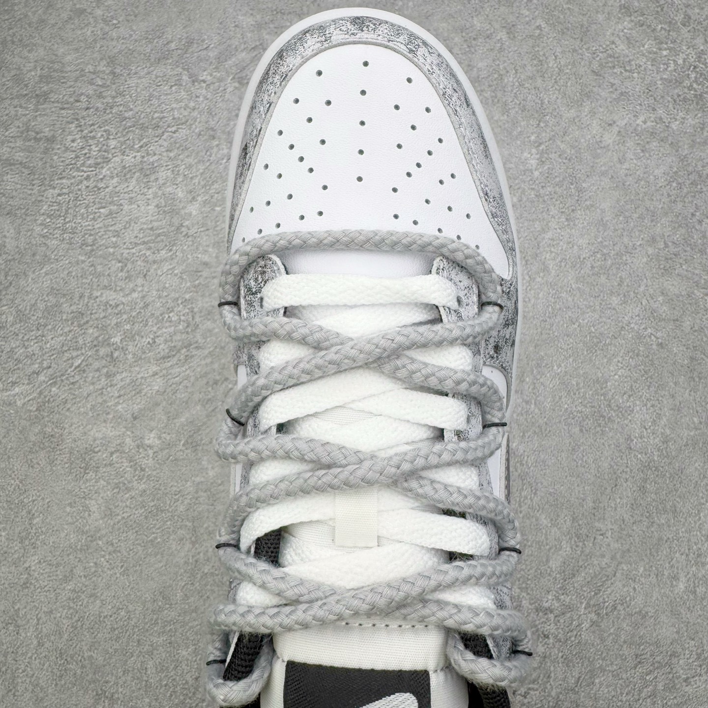 图片[4]-＃YC纯原 NK Dunk Low 银绽 DD1391-100 银霜为序，玫瑰为诗，当低调的白，邂逅泼墨般的银灰，仿佛寒夜凝结的霜华在鞋面悄然绽放，在光影流转间暗藏层次，呼应「银绽」之名。粗绳鞋带束起利落轮廓，侧身的黑色玫瑰，以暗纹刺绣悄然盛放，注入一抹不羁的浪漫基因。定制系列天花板 无原鞋不开发 全系列得物原鞋一比一校对开发 配色持续更新中 终端对接 优势输出 全套原厂楦头原纸板数据档案倾力打造 原汁原味莞产 极致还原 圈内最强针车工艺 高端零售指定版 广东原厂配套原盒原标 鞋盒分三个尺码段 原厂冲刀 超高清洁度 全鞋零毛边皮料切割 采用原厂百宏鞋带以及原厂百宏织唛舌标 内标可供原厂几率过验 进口原装条纹中底布 四线拉帮白色点胶 原厂拉帮手法遵循公司 原厂电绣 极致还原 SIZE 40 40.5 41 42 42.5 43 44 44.5 45 46-选品中心