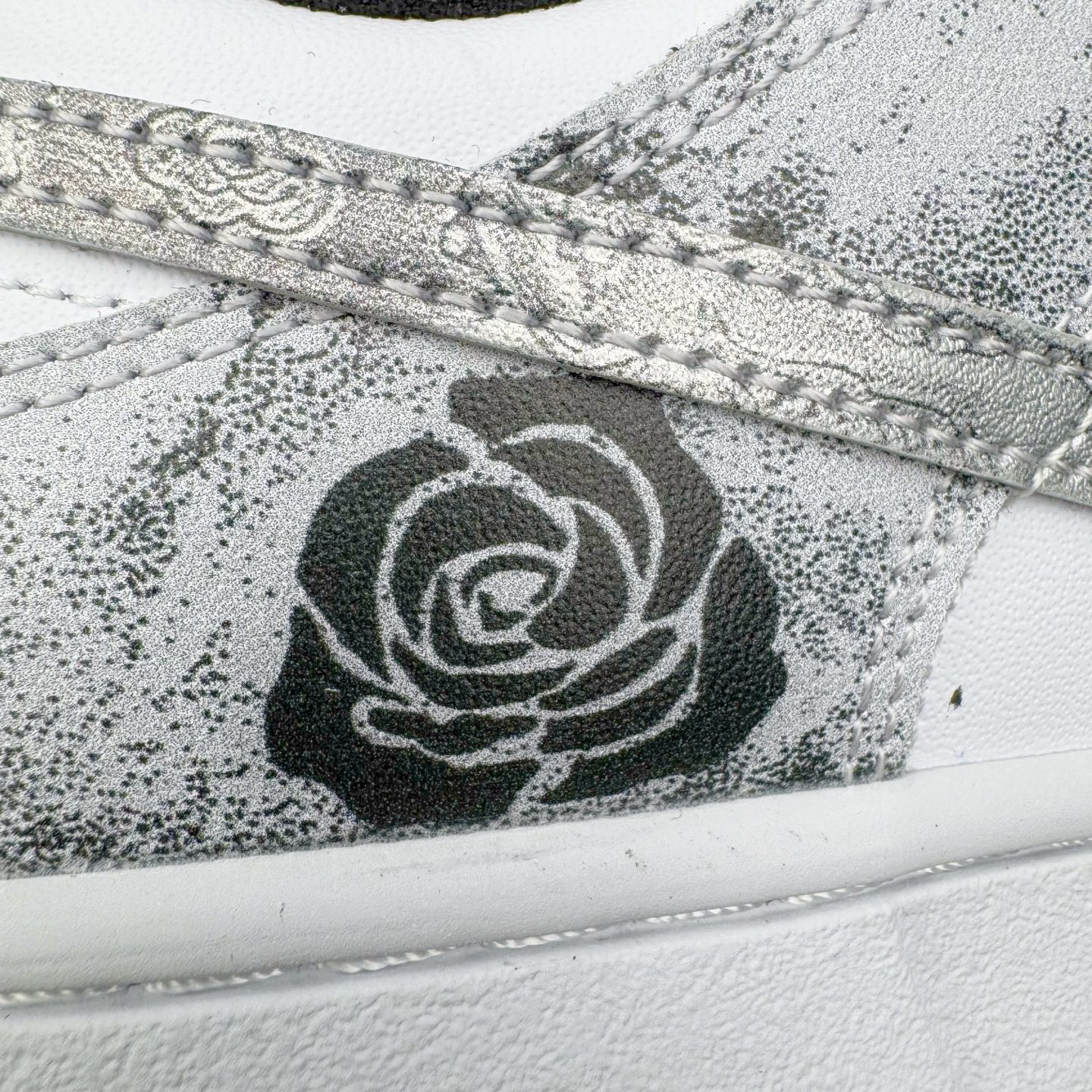 图片[15]-＃YC纯原 NK Dunk Low 银绽 DD1391-100 银霜为序，玫瑰为诗，当低调的白，邂逅泼墨般的银灰，仿佛寒夜凝结的霜华在鞋面悄然绽放，在光影流转间暗藏层次，呼应「银绽」之名。粗绳鞋带束起利落轮廓，侧身的黑色玫瑰，以暗纹刺绣悄然盛放，注入一抹不羁的浪漫基因。定制系列天花板 无原鞋不开发 全系列得物原鞋一比一校对开发 配色持续更新中 终端对接 优势输出 全套原厂楦头原纸板数据档案倾力打造 原汁原味莞产 极致还原 圈内最强针车工艺 高端零售指定版 广东原厂配套原盒原标 鞋盒分三个尺码段 原厂冲刀 超高清洁度 全鞋零毛边皮料切割 采用原厂百宏鞋带以及原厂百宏织唛舌标 内标可供原厂几率过验 进口原装条纹中底布 四线拉帮白色点胶 原厂拉帮手法遵循公司 原厂电绣 极致还原 SIZE 40 40.5 41 42 42.5 43 44 44.5 45 46-选品中心