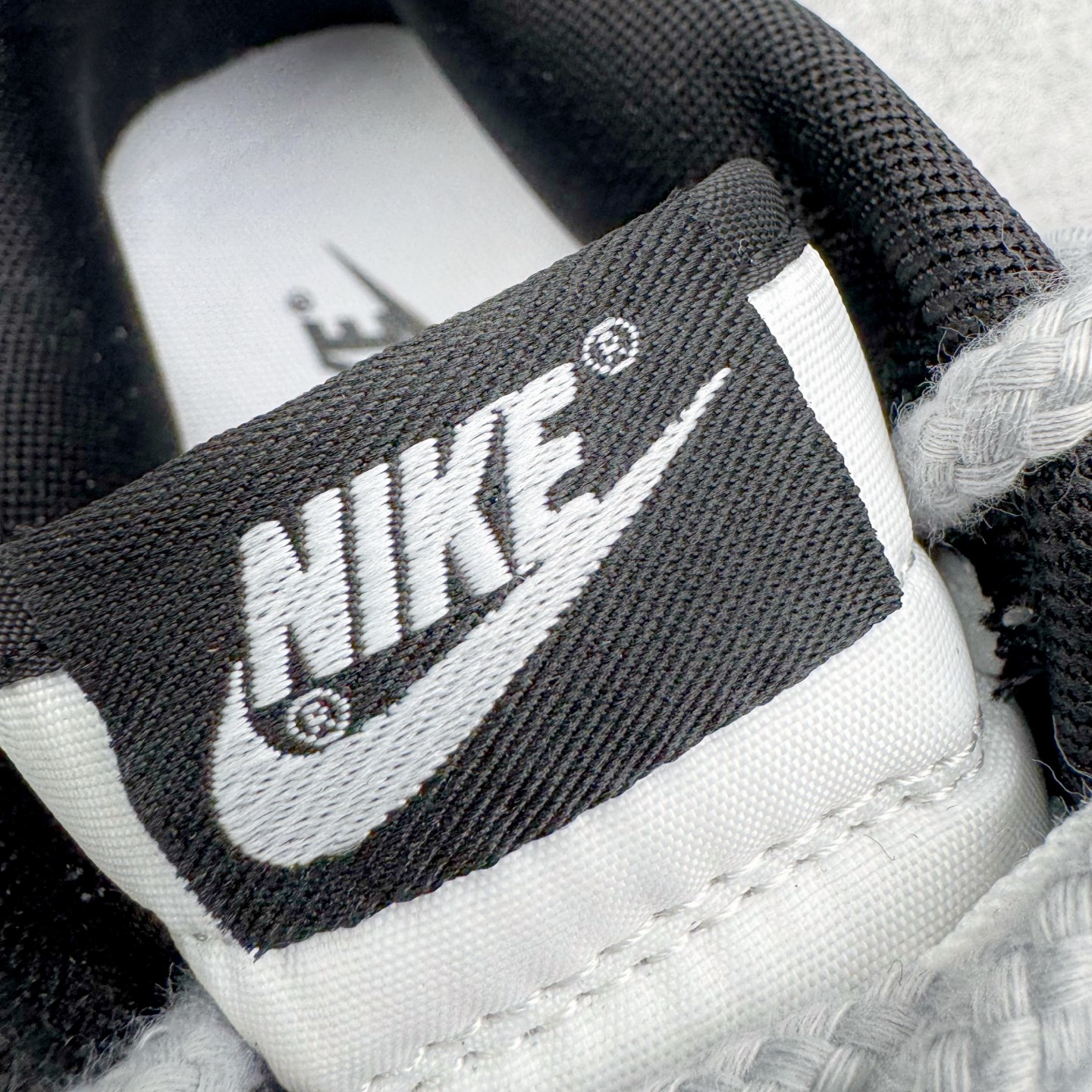 图片[13]-＃YC纯原 NK Dunk Low 银绽 DD1391-100 银霜为序，玫瑰为诗，当低调的白，邂逅泼墨般的银灰，仿佛寒夜凝结的霜华在鞋面悄然绽放，在光影流转间暗藏层次，呼应「银绽」之名。粗绳鞋带束起利落轮廓，侧身的黑色玫瑰，以暗纹刺绣悄然盛放，注入一抹不羁的浪漫基因。定制系列天花板 无原鞋不开发 全系列得物原鞋一比一校对开发 配色持续更新中 终端对接 优势输出 全套原厂楦头原纸板数据档案倾力打造 原汁原味莞产 极致还原 圈内最强针车工艺 高端零售指定版 广东原厂配套原盒原标 鞋盒分三个尺码段 原厂冲刀 超高清洁度 全鞋零毛边皮料切割 采用原厂百宏鞋带以及原厂百宏织唛舌标 内标可供原厂几率过验 进口原装条纹中底布 四线拉帮白色点胶 原厂拉帮手法遵循公司 原厂电绣 极致还原 SIZE 40 40.5 41 42 42.5 43 44 44.5 45 46-选品中心