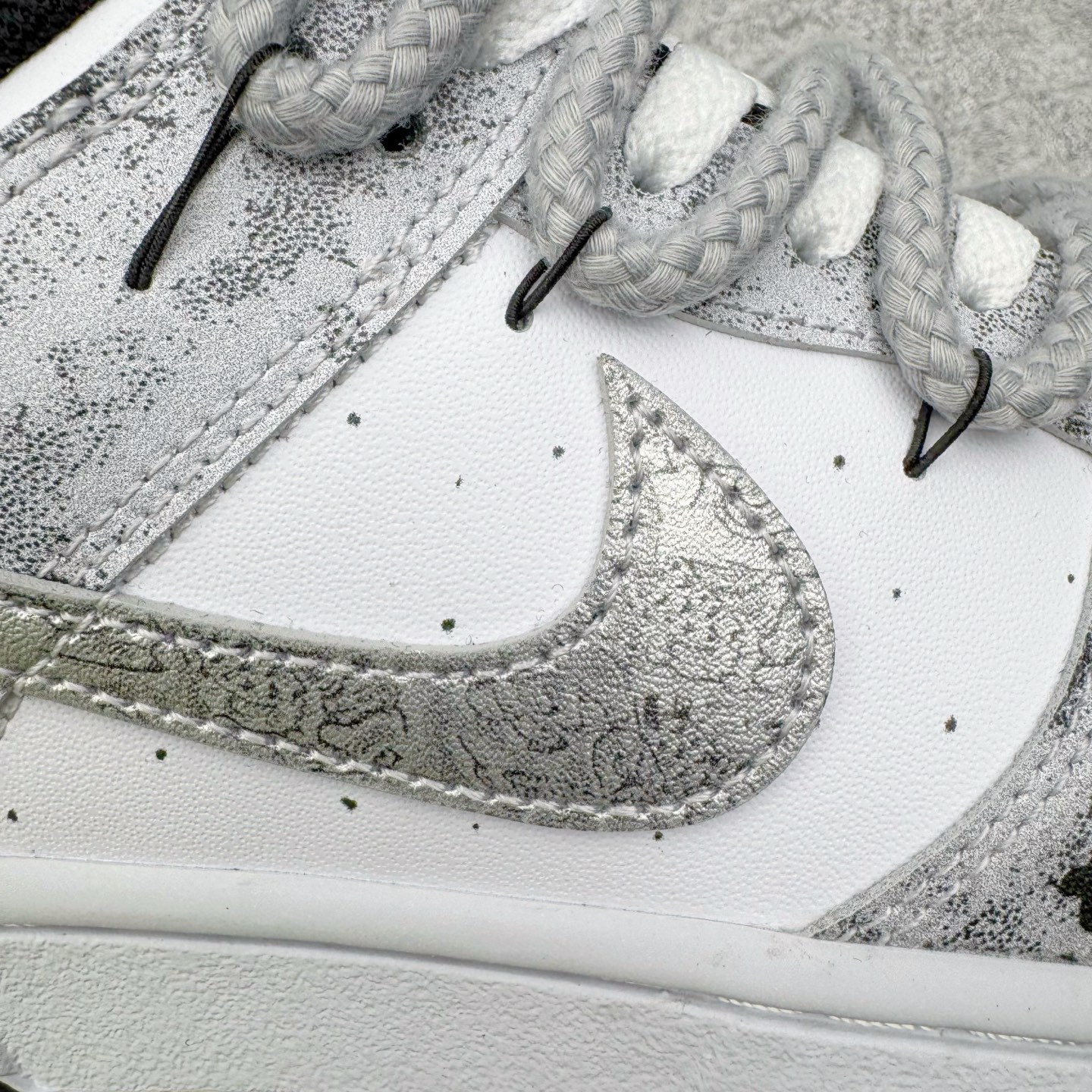图片[16]-＃YC纯原 NK Dunk Low 银绽 DD1391-100 银霜为序，玫瑰为诗，当低调的白，邂逅泼墨般的银灰，仿佛寒夜凝结的霜华在鞋面悄然绽放，在光影流转间暗藏层次，呼应「银绽」之名。粗绳鞋带束起利落轮廓，侧身的黑色玫瑰，以暗纹刺绣悄然盛放，注入一抹不羁的浪漫基因。定制系列天花板 无原鞋不开发 全系列得物原鞋一比一校对开发 配色持续更新中 终端对接 优势输出 全套原厂楦头原纸板数据档案倾力打造 原汁原味莞产 极致还原 圈内最强针车工艺 高端零售指定版 广东原厂配套原盒原标 鞋盒分三个尺码段 原厂冲刀 超高清洁度 全鞋零毛边皮料切割 采用原厂百宏鞋带以及原厂百宏织唛舌标 内标可供原厂几率过验 进口原装条纹中底布 四线拉帮白色点胶 原厂拉帮手法遵循公司 原厂电绣 极致还原 SIZE 40 40.5 41 42 42.5 43 44 44.5 45 46-选品中心