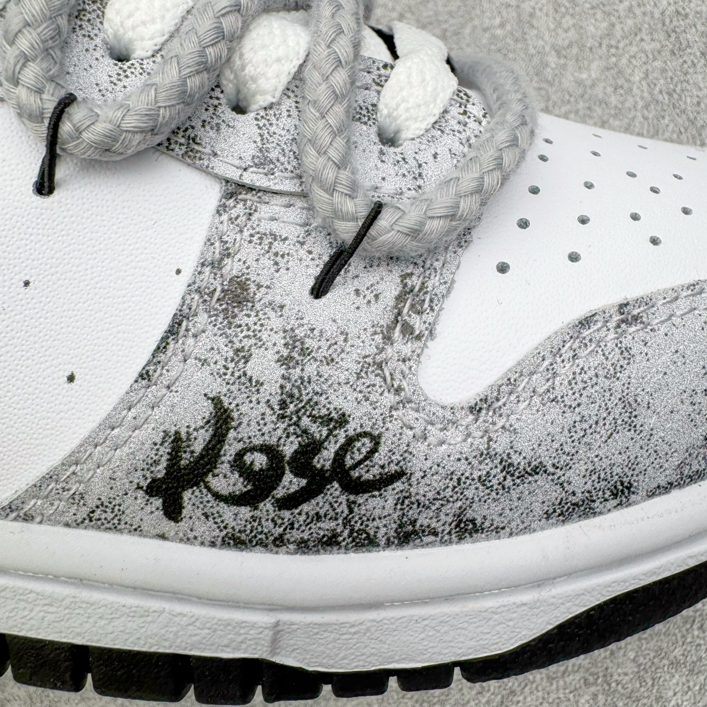 图片[17]-＃YC纯原 NK Dunk Low 银绽 DD1391-100 银霜为序，玫瑰为诗，当低调的白，邂逅泼墨般的银灰，仿佛寒夜凝结的霜华在鞋面悄然绽放，在光影流转间暗藏层次，呼应「银绽」之名。粗绳鞋带束起利落轮廓，侧身的黑色玫瑰，以暗纹刺绣悄然盛放，注入一抹不羁的浪漫基因。定制系列天花板 无原鞋不开发 全系列得物原鞋一比一校对开发 配色持续更新中 终端对接 优势输出 全套原厂楦头原纸板数据档案倾力打造 原汁原味莞产 极致还原 圈内最强针车工艺 高端零售指定版 广东原厂配套原盒原标 鞋盒分三个尺码段 原厂冲刀 超高清洁度 全鞋零毛边皮料切割 采用原厂百宏鞋带以及原厂百宏织唛舌标 内标可供原厂几率过验 进口原装条纹中底布 四线拉帮白色点胶 原厂拉帮手法遵循公司 原厂电绣 极致还原 SIZE 40 40.5 41 42 42.5 43 44 44.5 45 46-选品中心